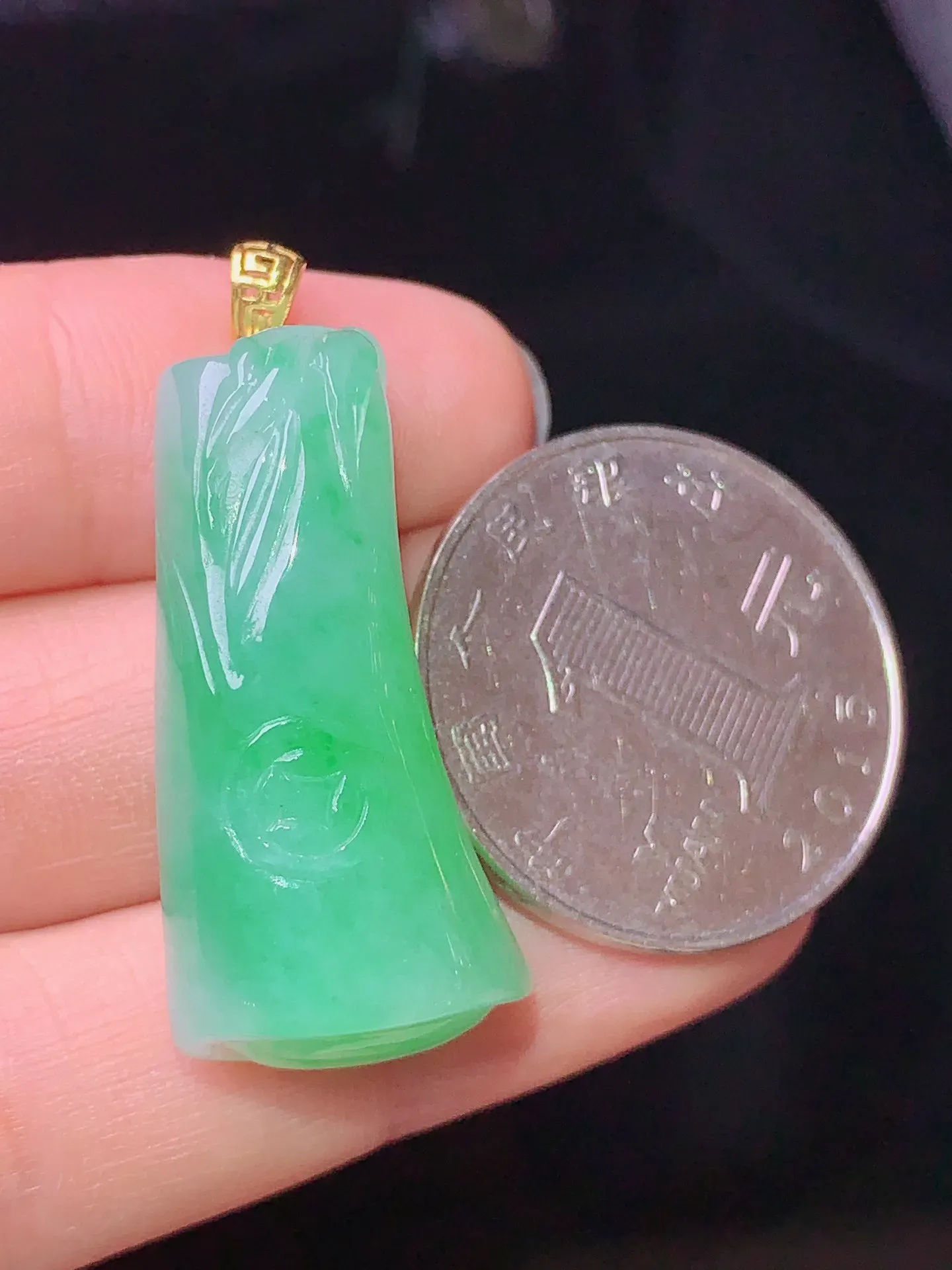 18k金镶嵌翠绿竹吊坠 玉质细腻 色泽艳丽清新 整体尺寸31.5*16.2*10.7