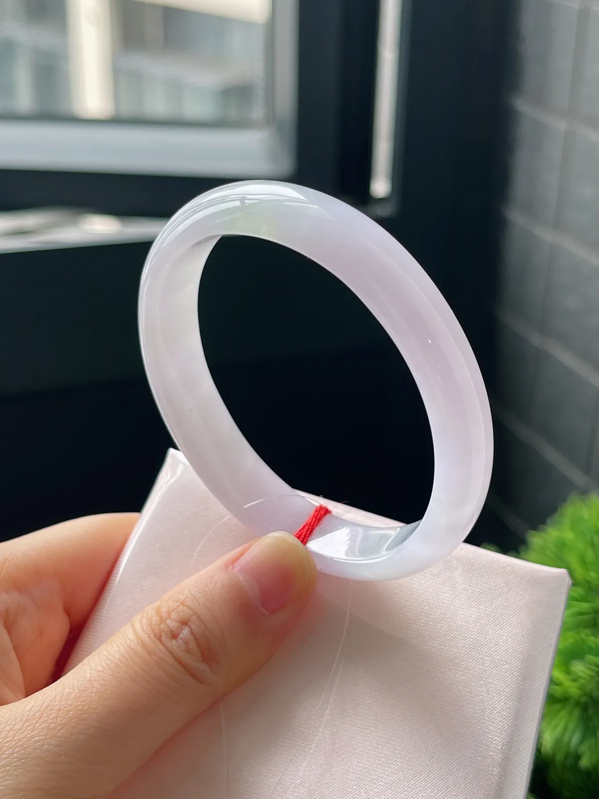 贵妃镯55.4圈口，翡翠冰糯种淡紫色手镯