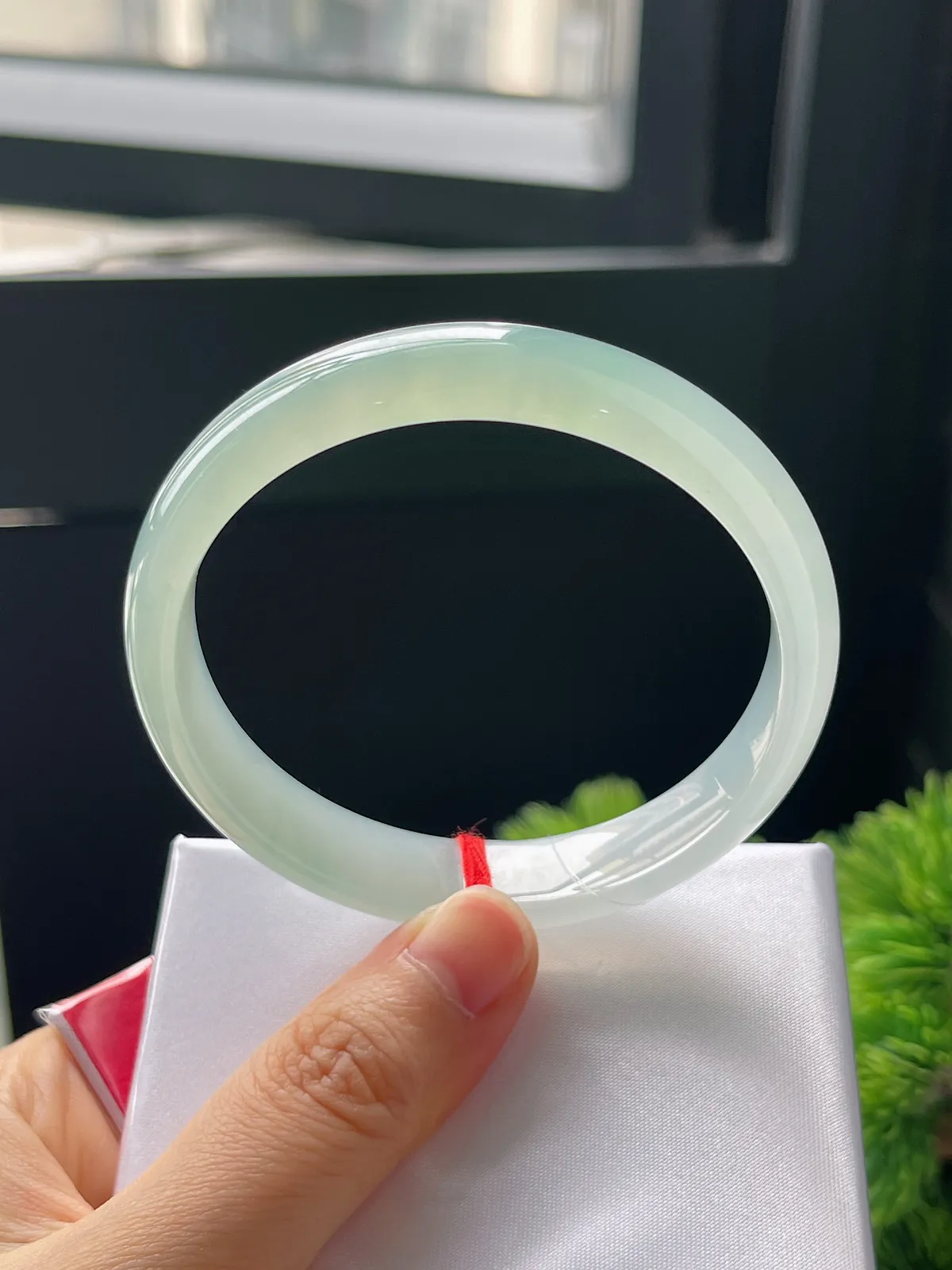 正圈57.4圈口，翡翠冰种淡绿色手镯