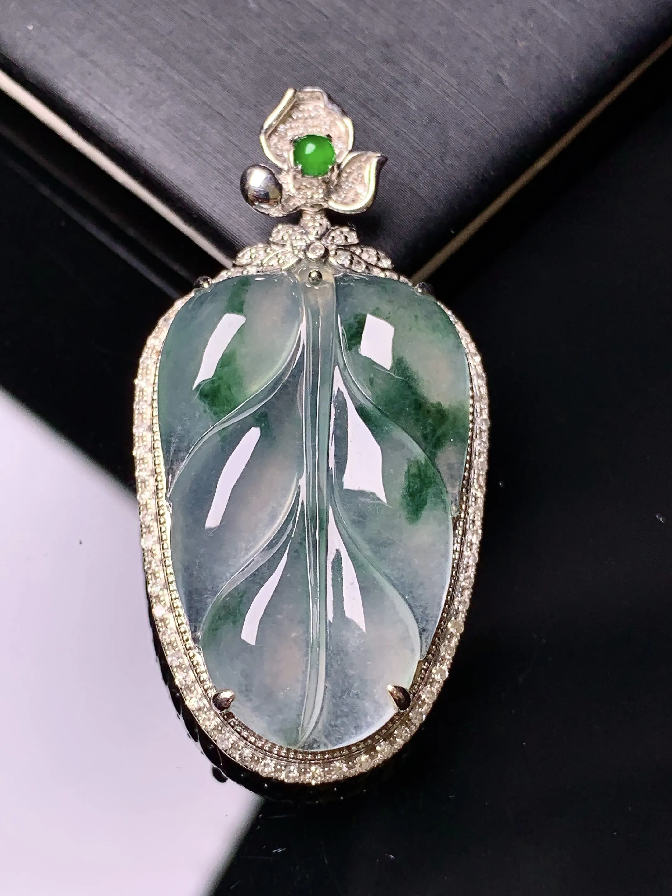 18k金钻镶嵌飘花树叶吊坠 玉质细腻 色泽艳丽清新 整体尺寸45*23*8.2