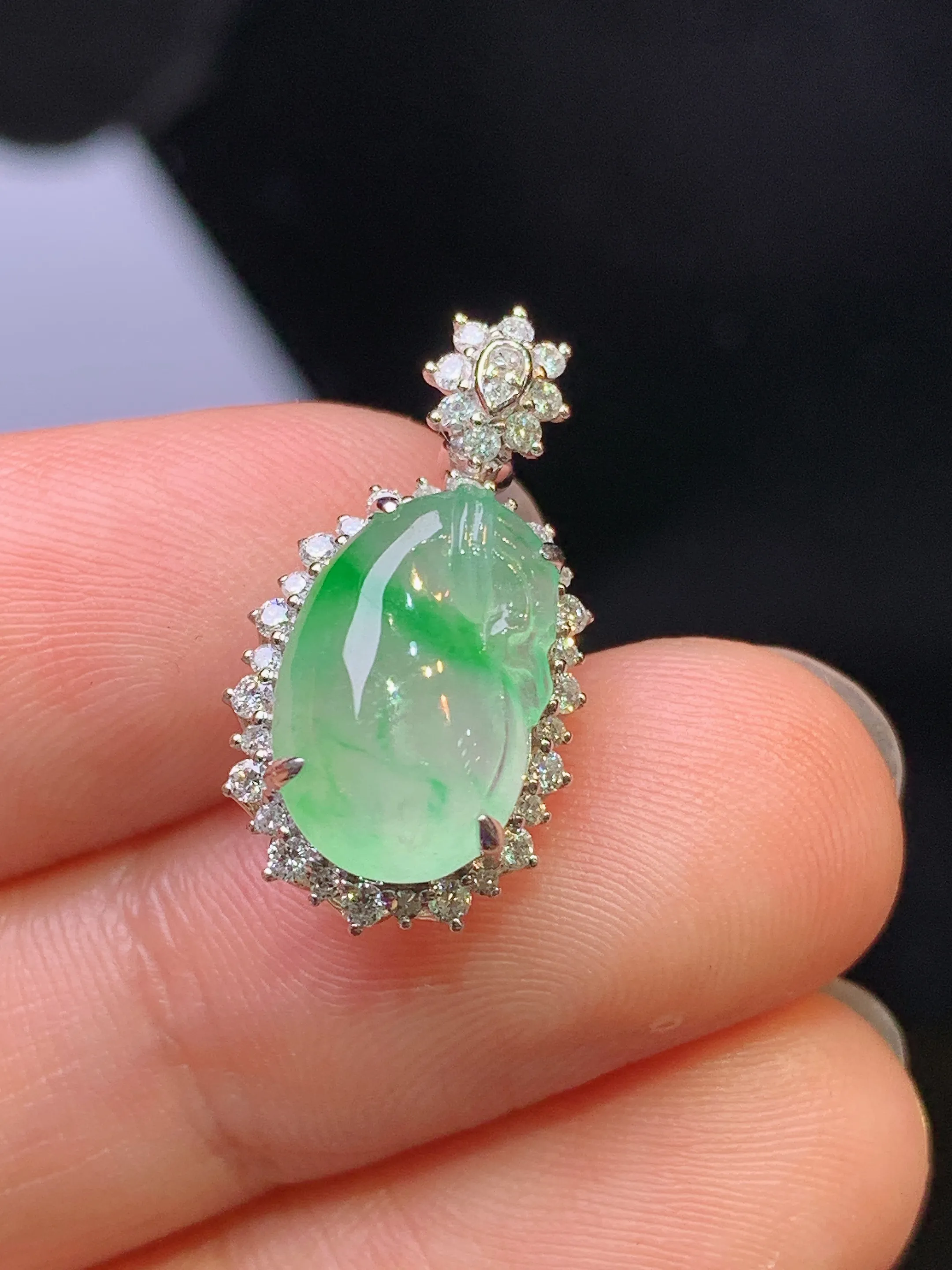 18k金钻镶嵌飘绿钱袋吊坠 玉质细腻 色泽艳丽清新 整体尺寸20.6*11*7.5