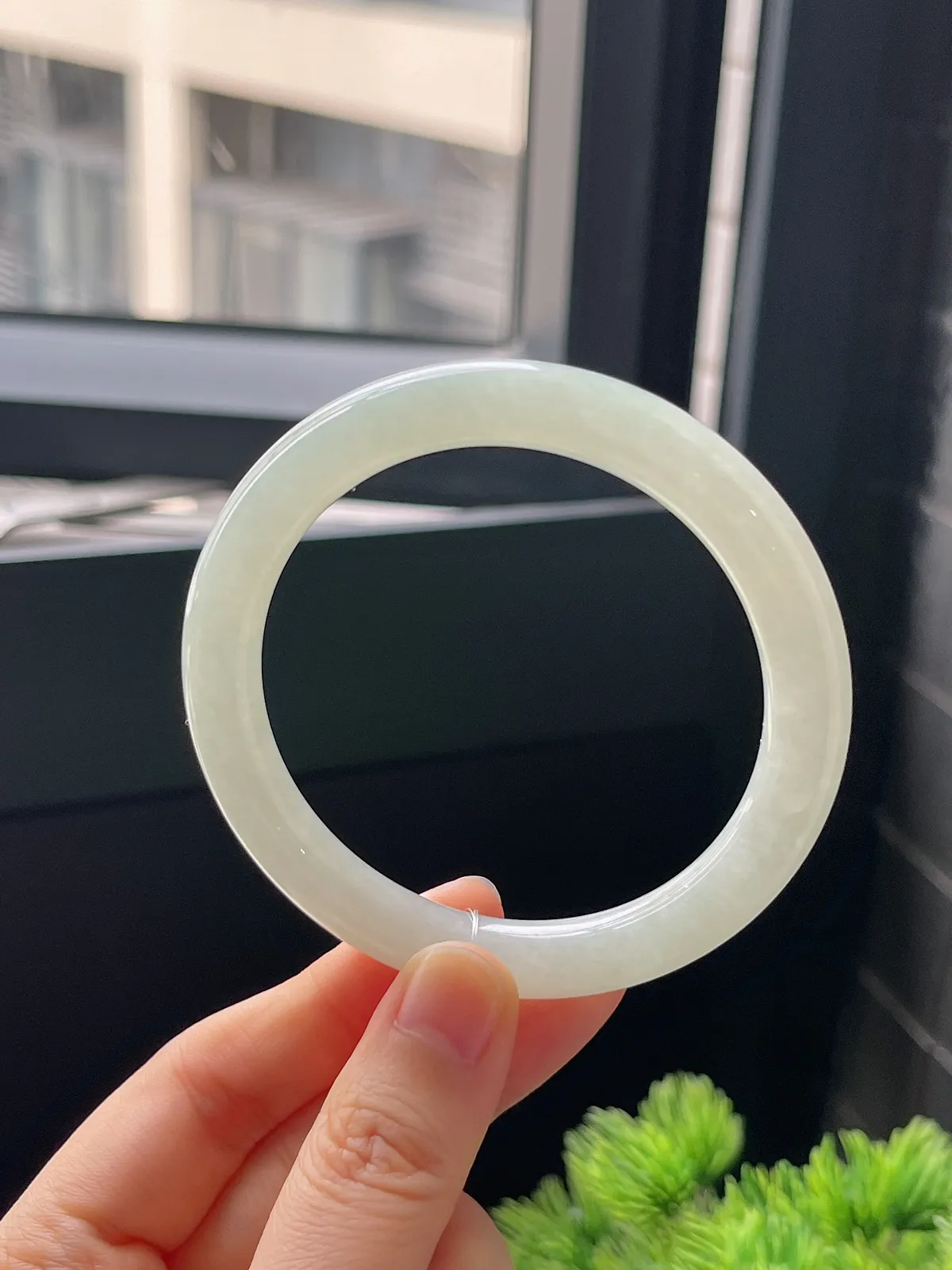 圆镯56.2圈口，翡翠冰糯种淡绿色手镯