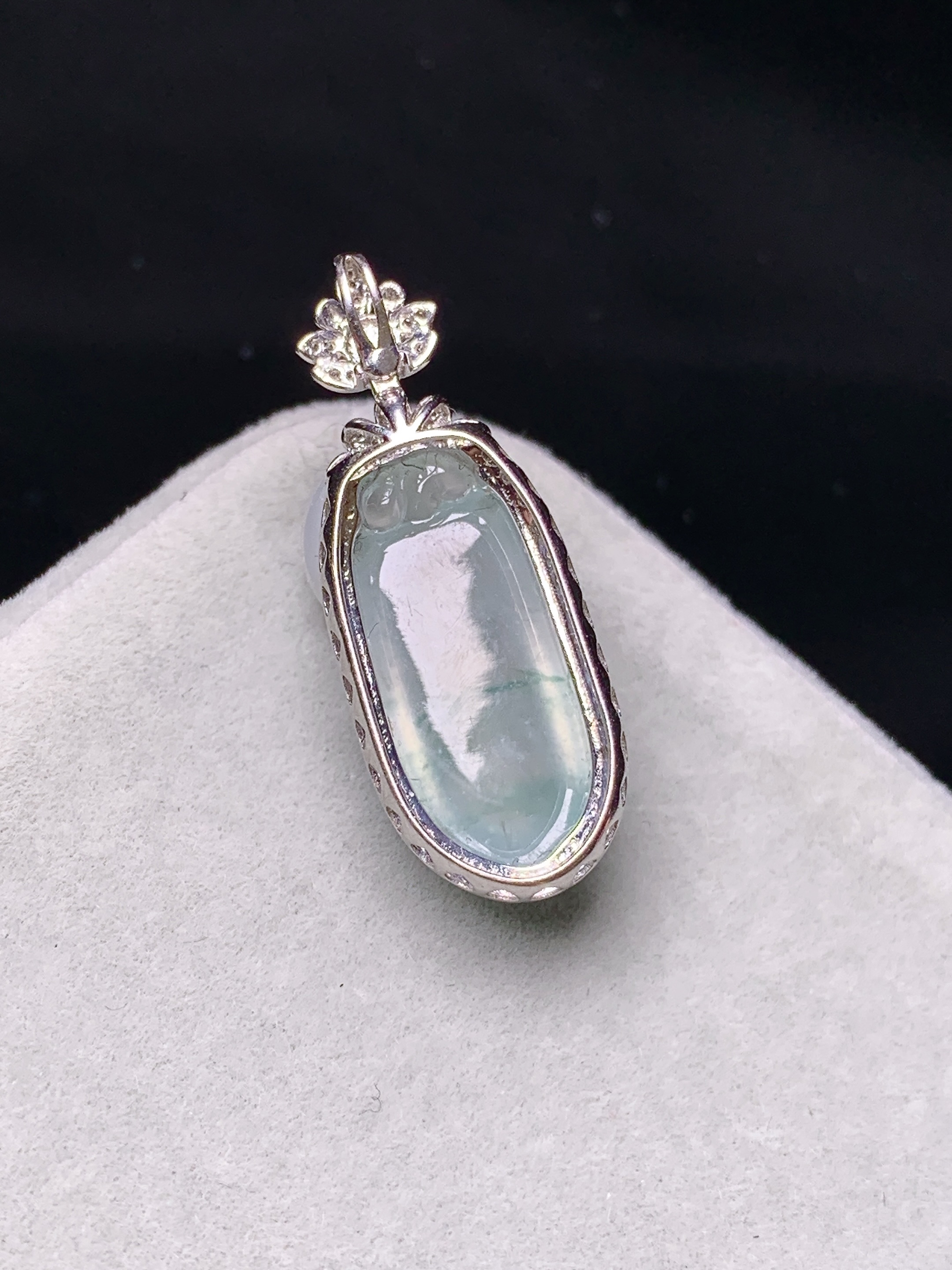 18k金钻镶嵌冰种福瓜吊坠 玉质细腻 色泽艳丽清新 整体尺寸27.6*10.5*8