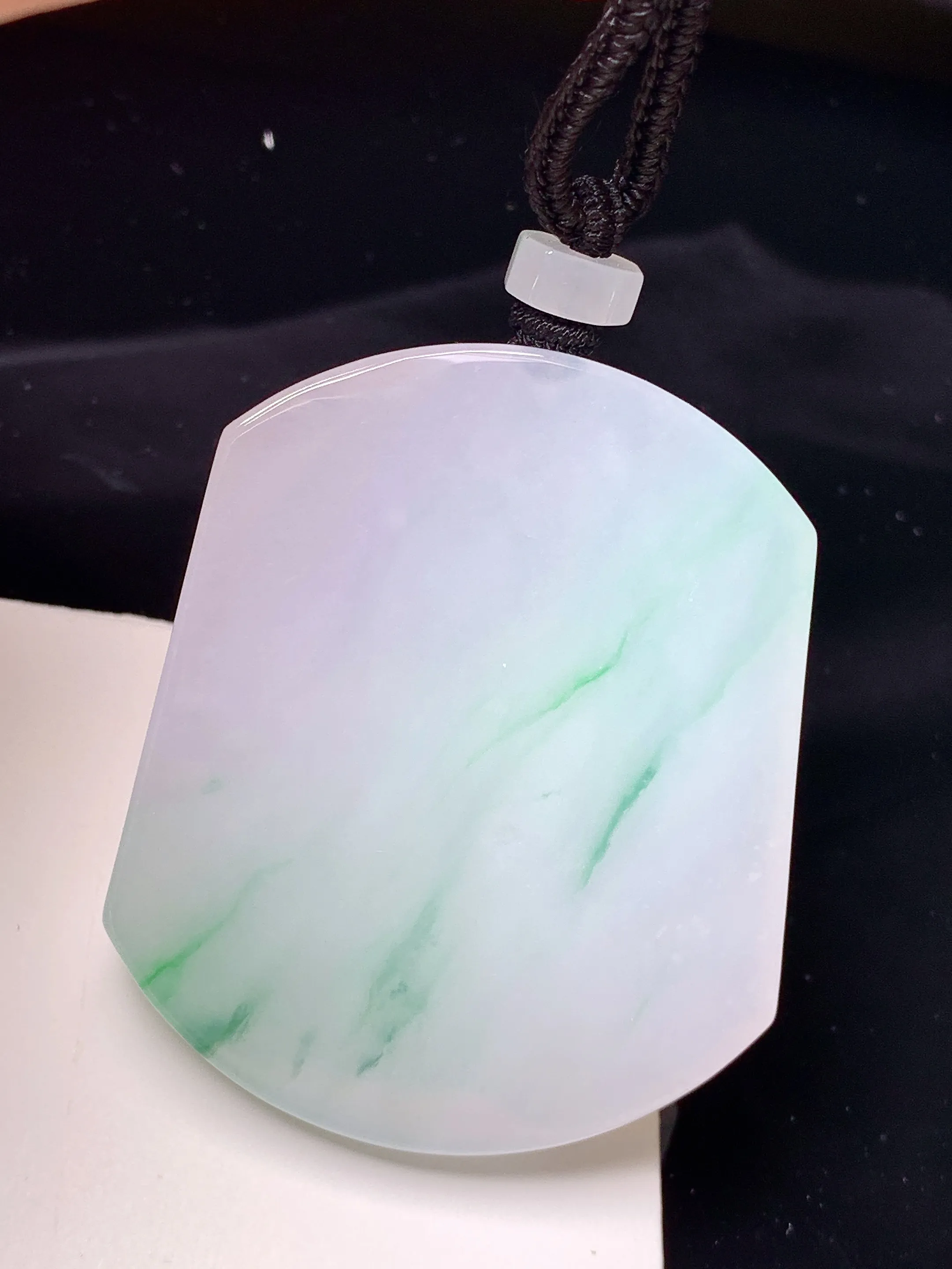 飘绿无事牌吊坠 玉质细腻 色泽艳丽清新 整体尺寸54*45*6.2