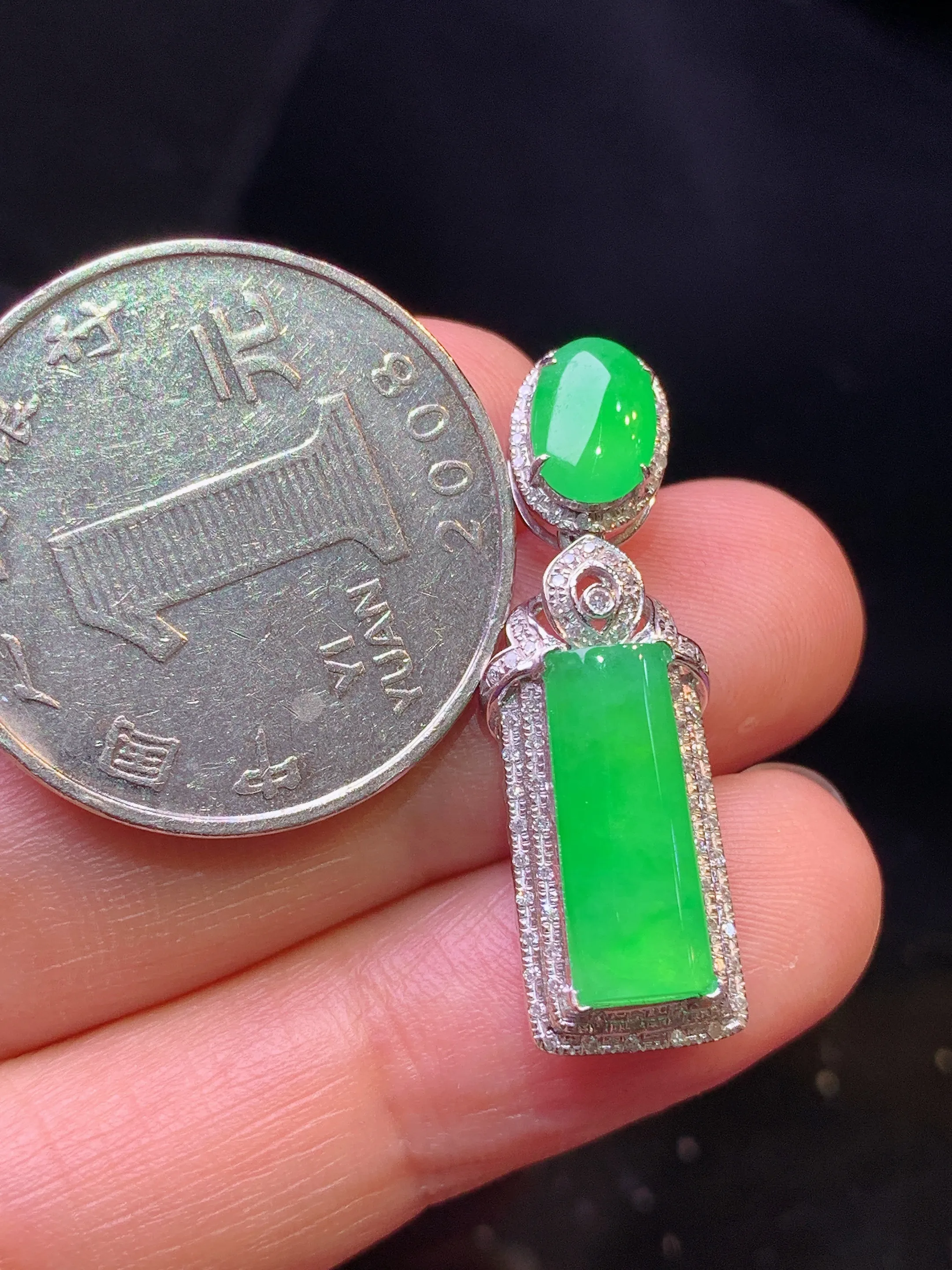 18k金钻镶嵌翠绿玉柱吊坠 玉质细腻 色泽艳丽清新 整体尺寸30.6*9*6