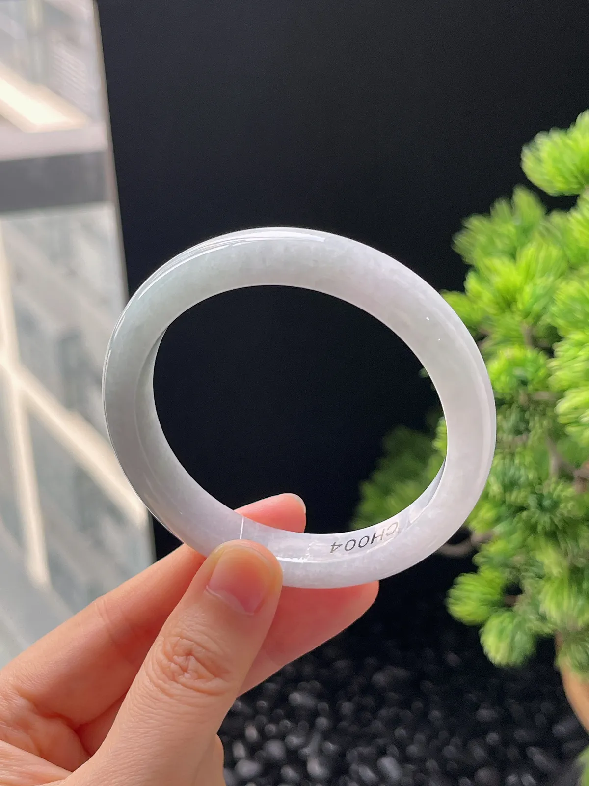 正圈55圈口，翡翠糯化种淡绿色手镯