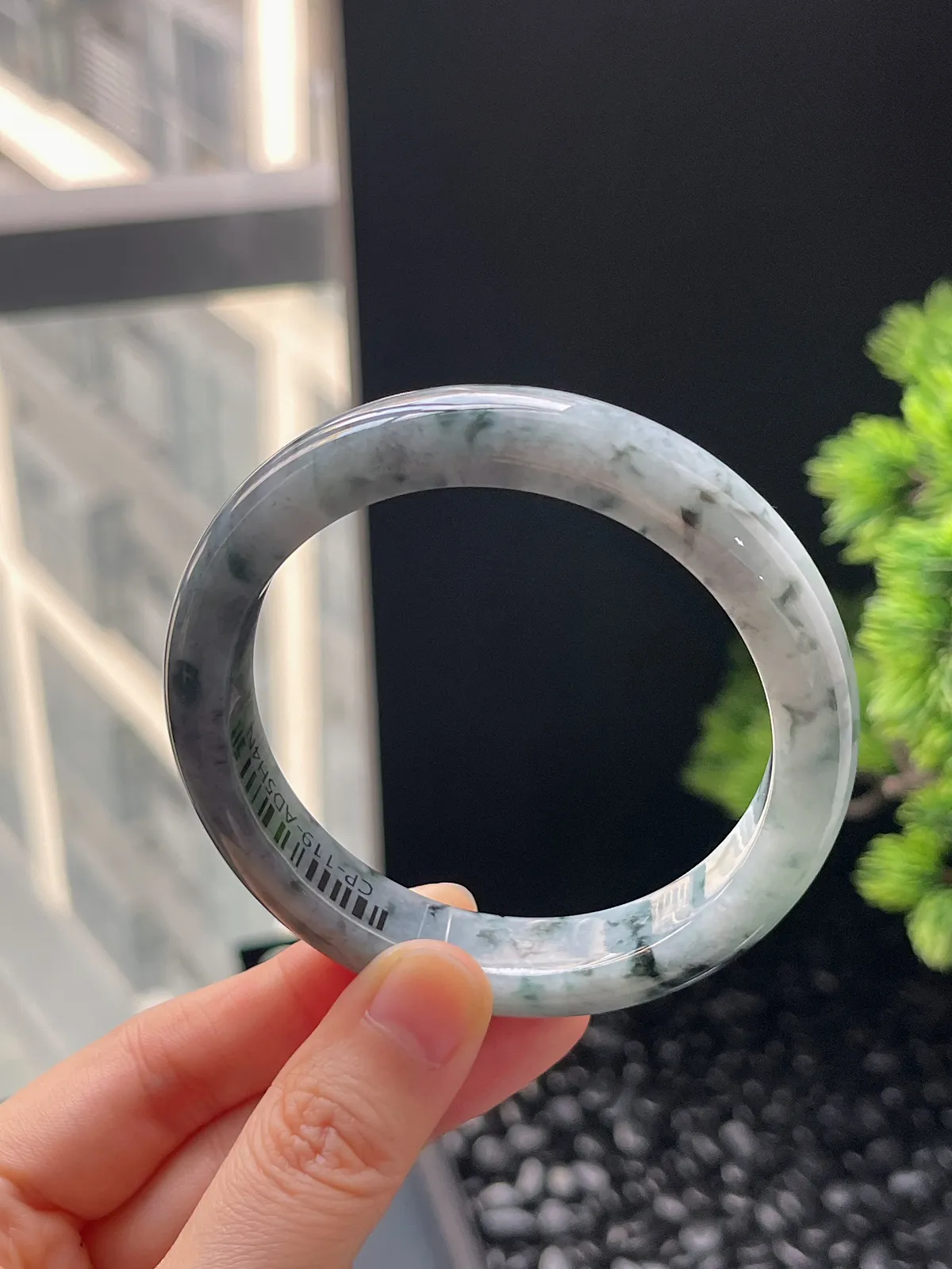 正圈57.8圈口，翡翠糯化种乌鸡底飘绿手镯