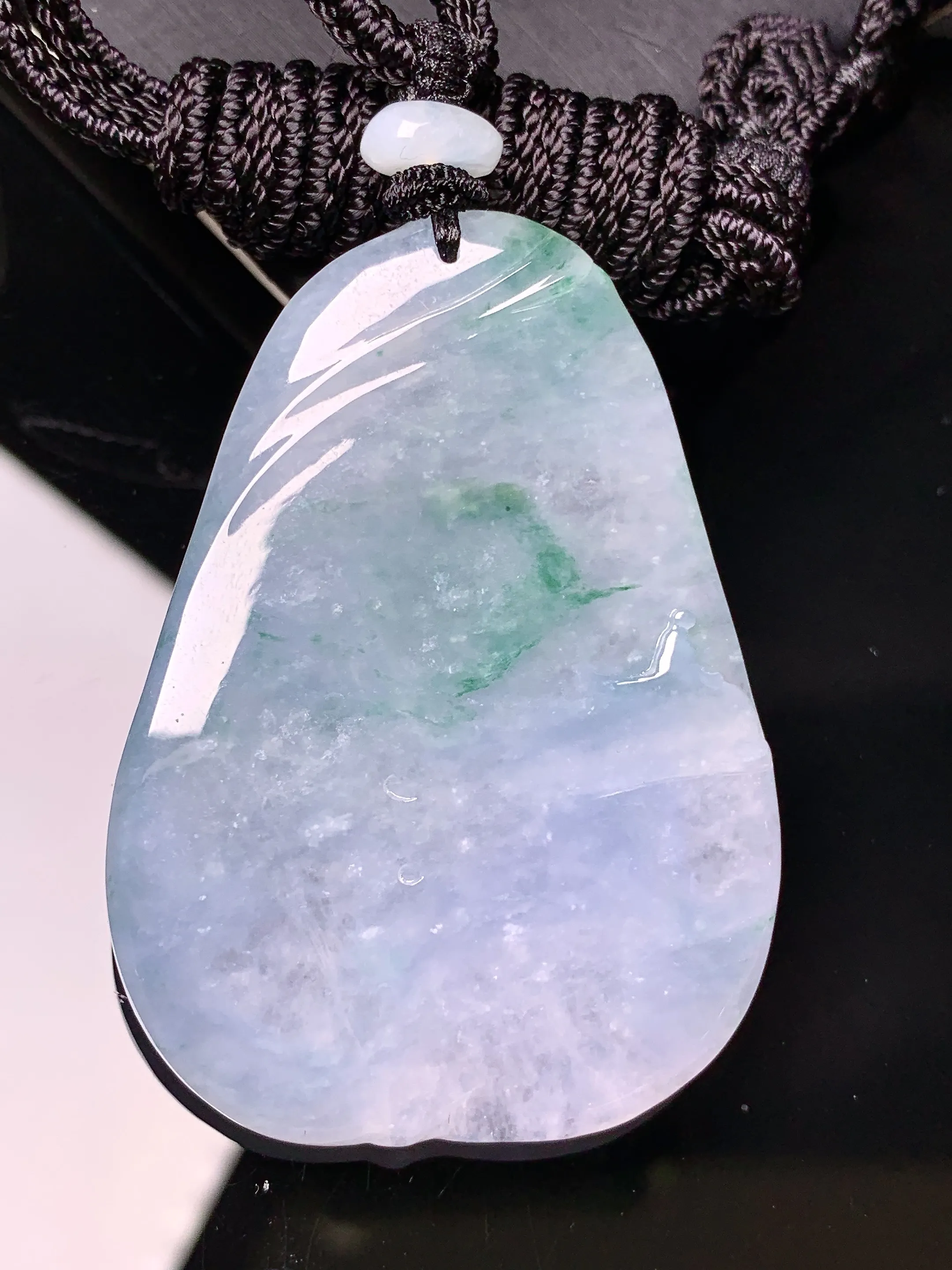 18k金钻镶嵌冰种飘绿悟道吊坠 玉质细腻 色泽艳丽清新 整体尺寸53.2*38.2*4.8