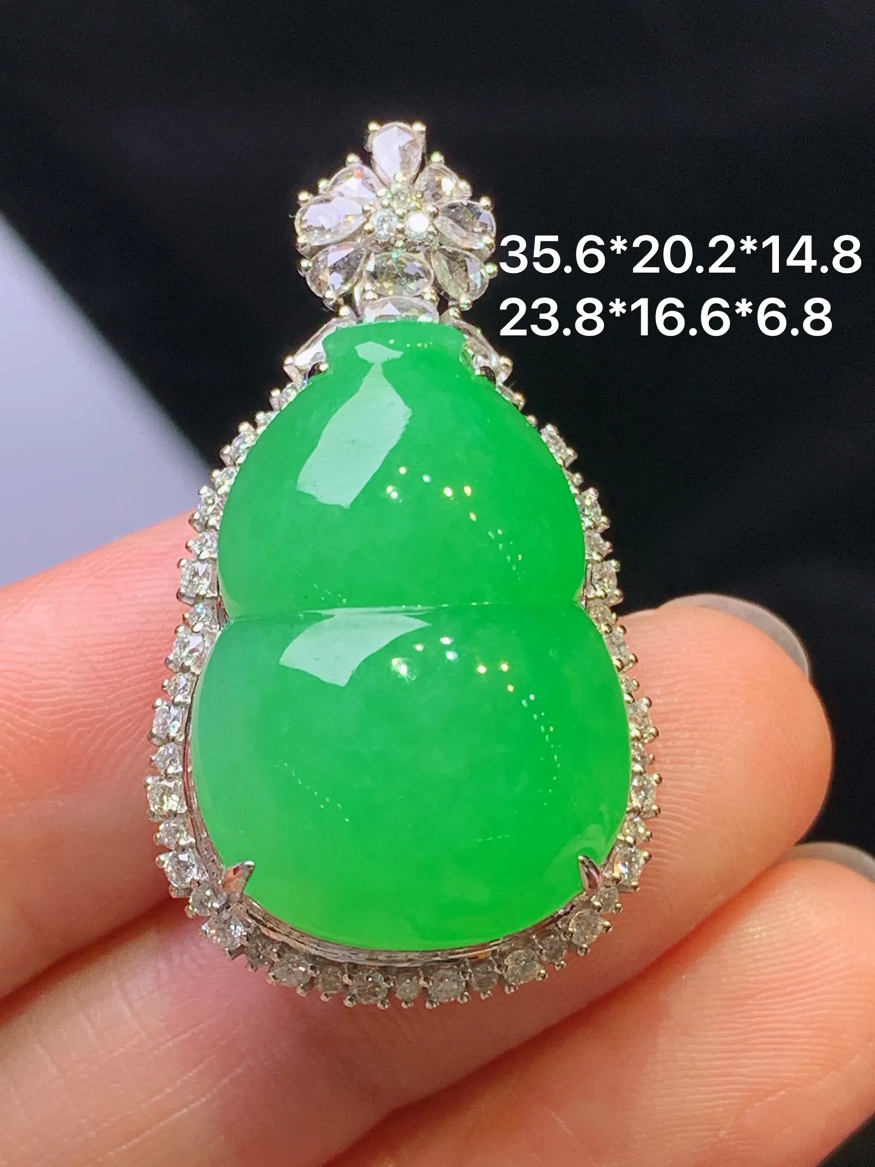 18k金钻镶嵌翠绿葫芦吊坠 玉质细腻 色泽艳丽清新 整体尺寸35.6*20.2*14.8