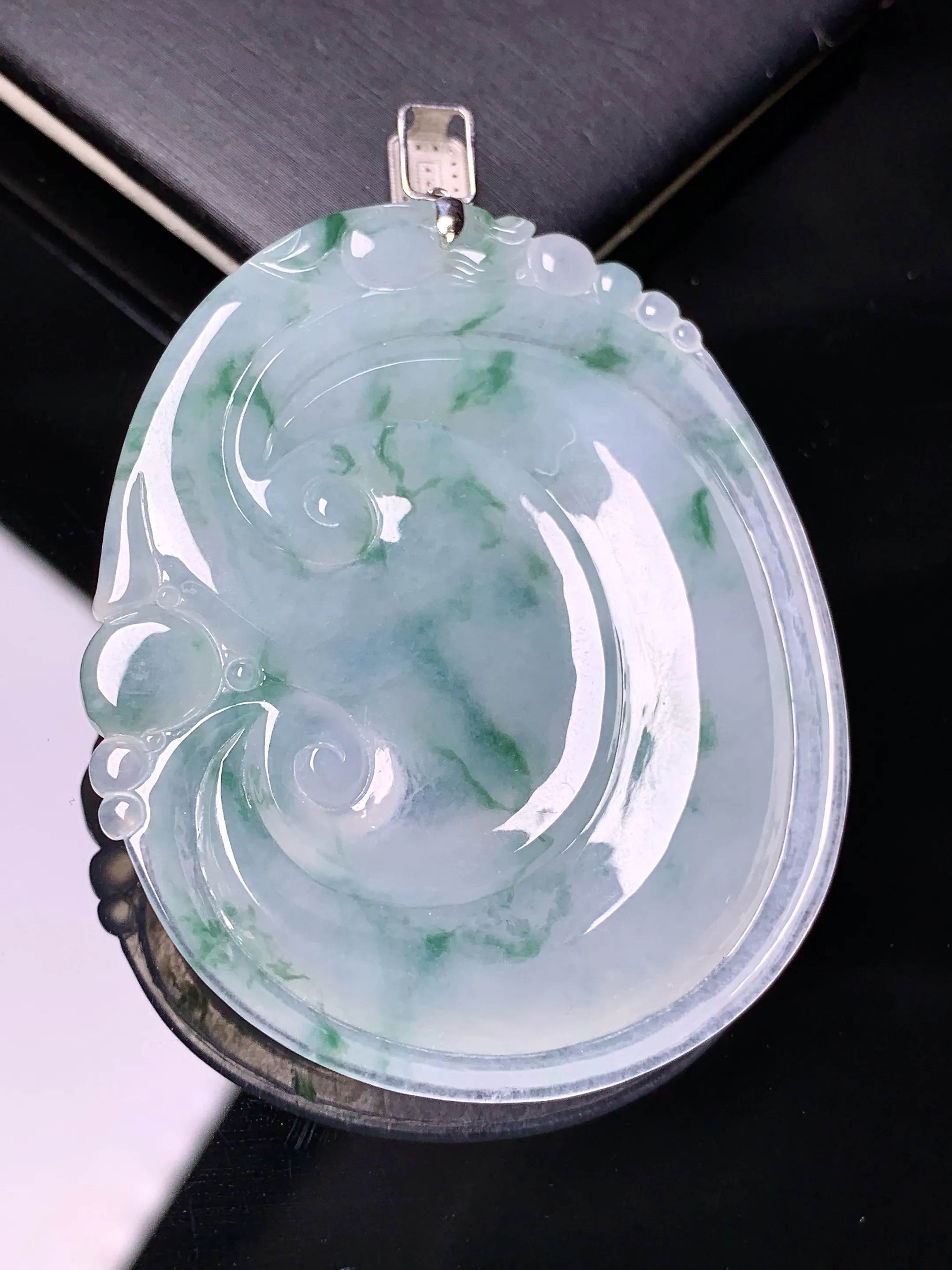 18k金钻镶嵌飘绿如意吊坠 玉质细腻 色泽艳丽清新 整体尺寸61.6*44.6*6