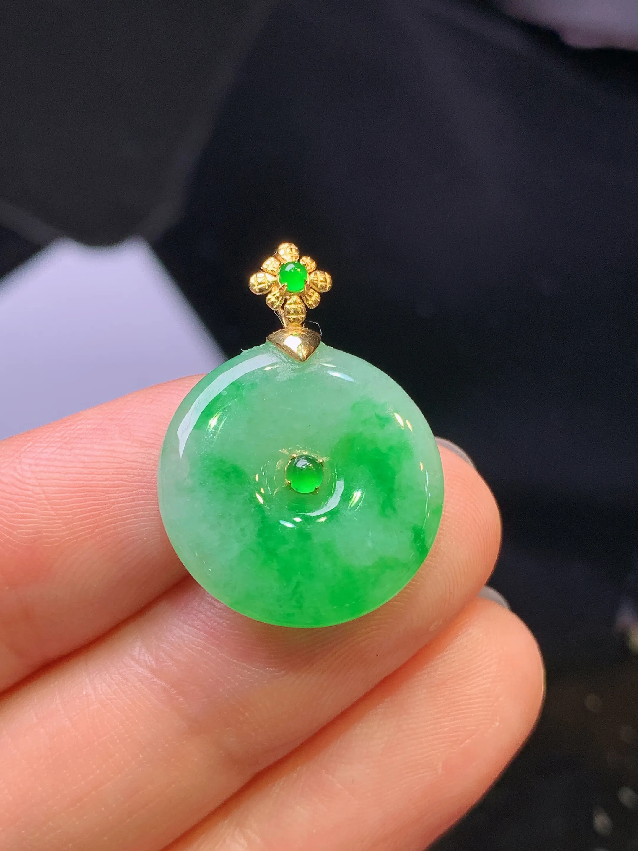 18k金钻镶嵌翠绿平安扣吊坠 玉质细腻 色泽艳丽清新 整体尺寸24.8*18*4