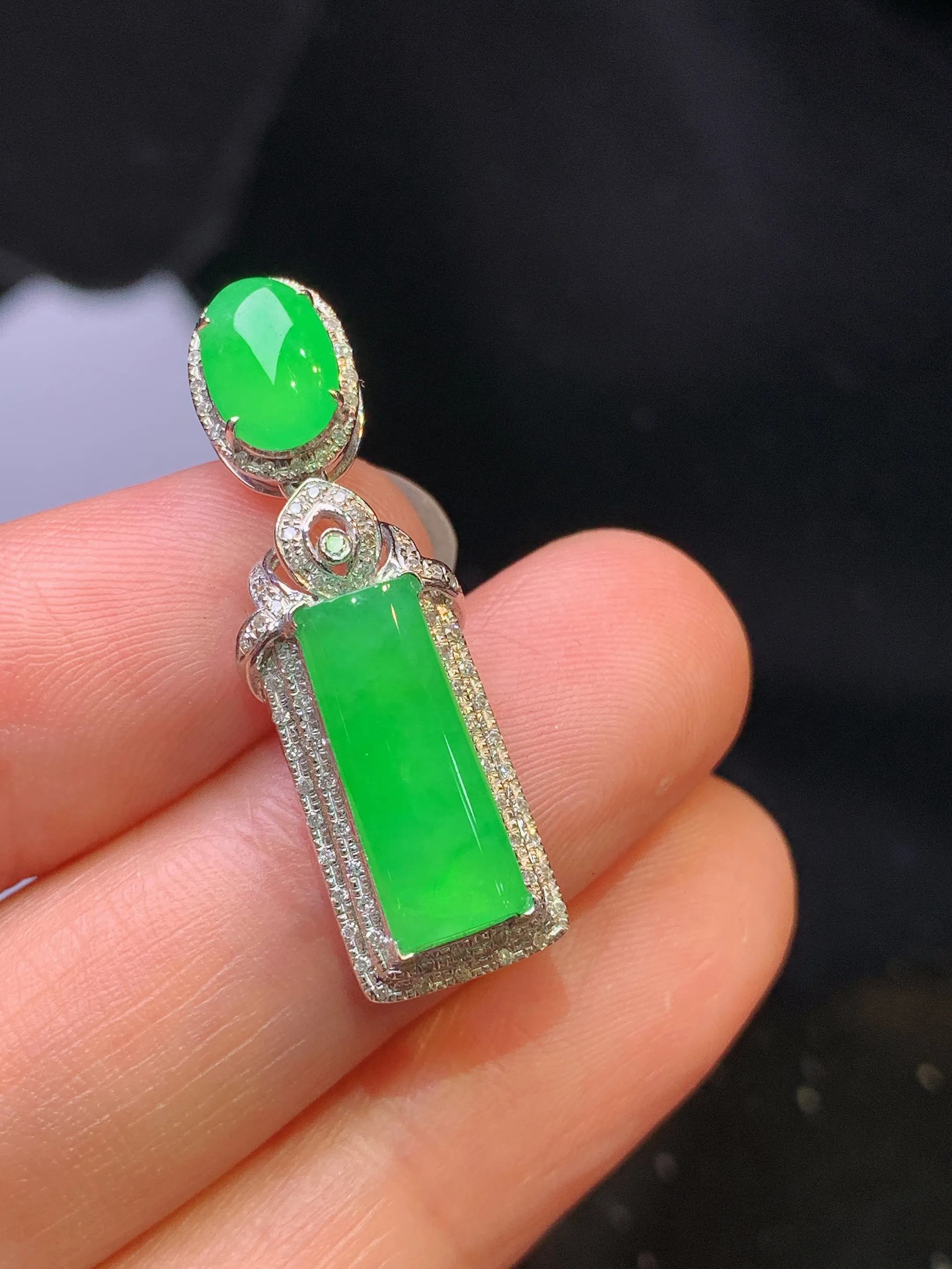 18k金钻镶嵌翠绿玉柱吊坠 玉质细腻 色泽艳丽清新 整体尺寸30.6*9*6