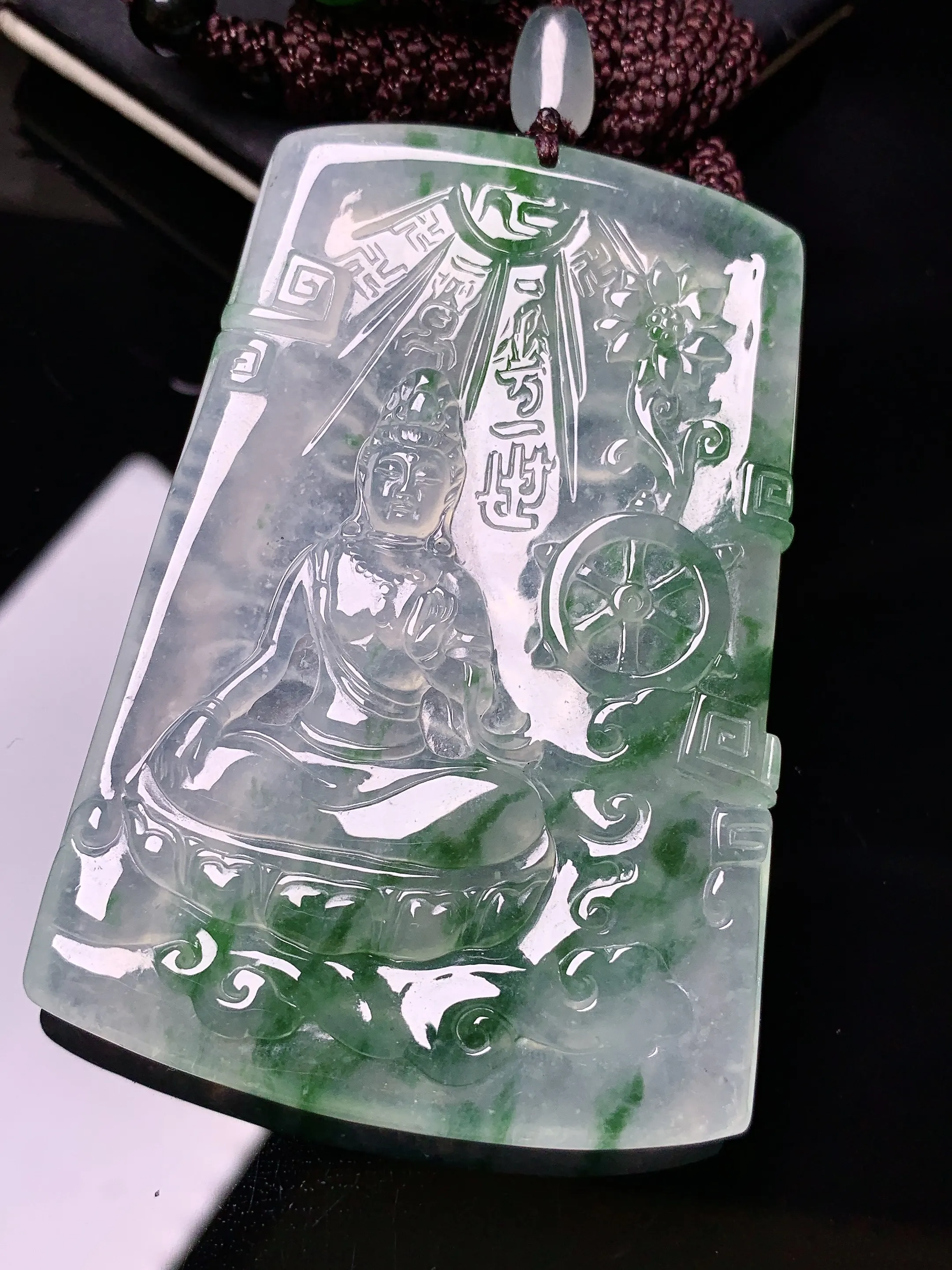 18k金钻镶嵌冰种飘绿观音菩萨吊坠 玉质细腻 色泽艳丽清新 整体尺寸66.2*45.2*6.5