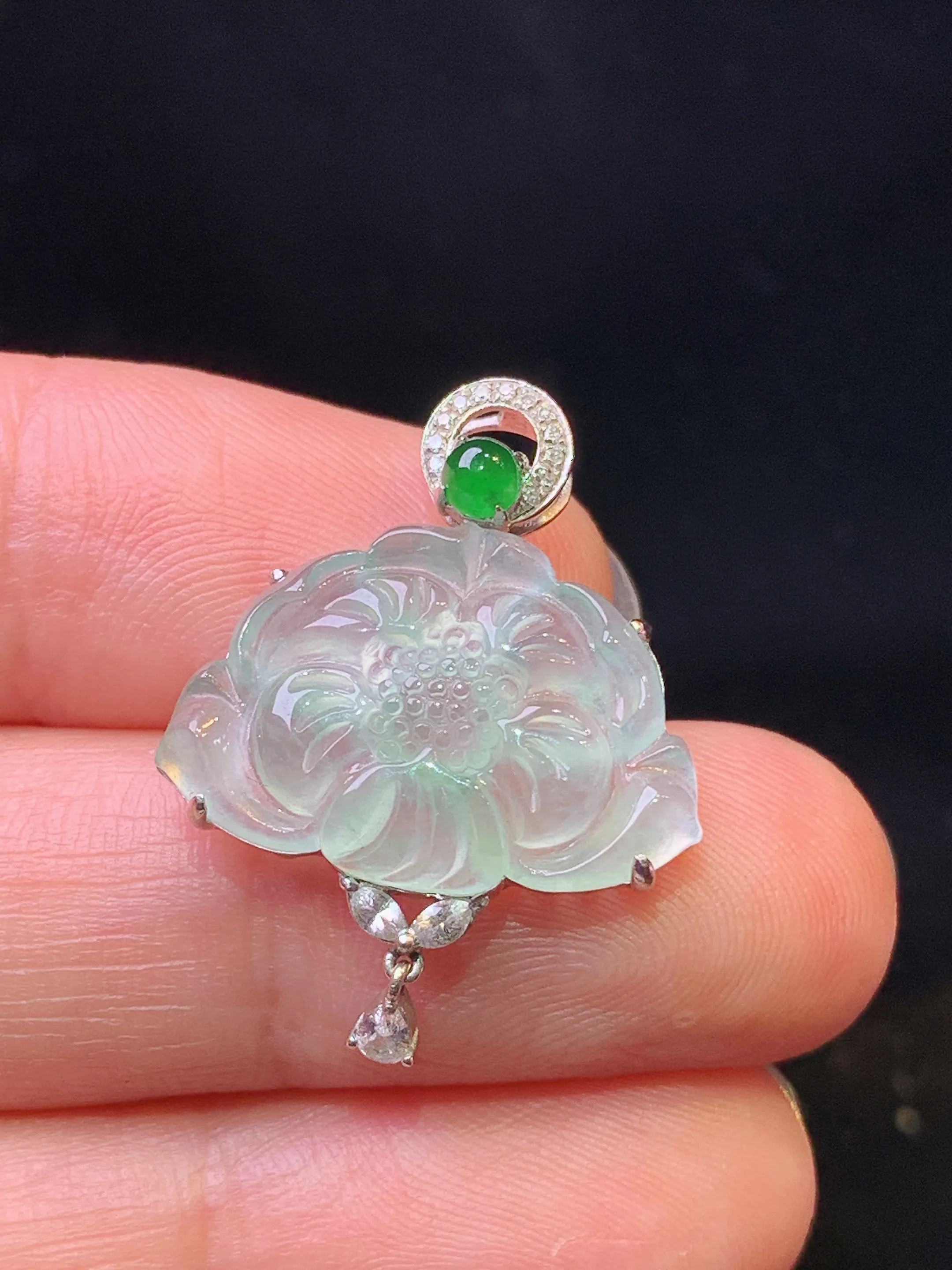 18k金钻镶嵌冰种浅绿莲花吊坠 玉质细腻 色泽艳丽清新 整体尺寸27*20*5