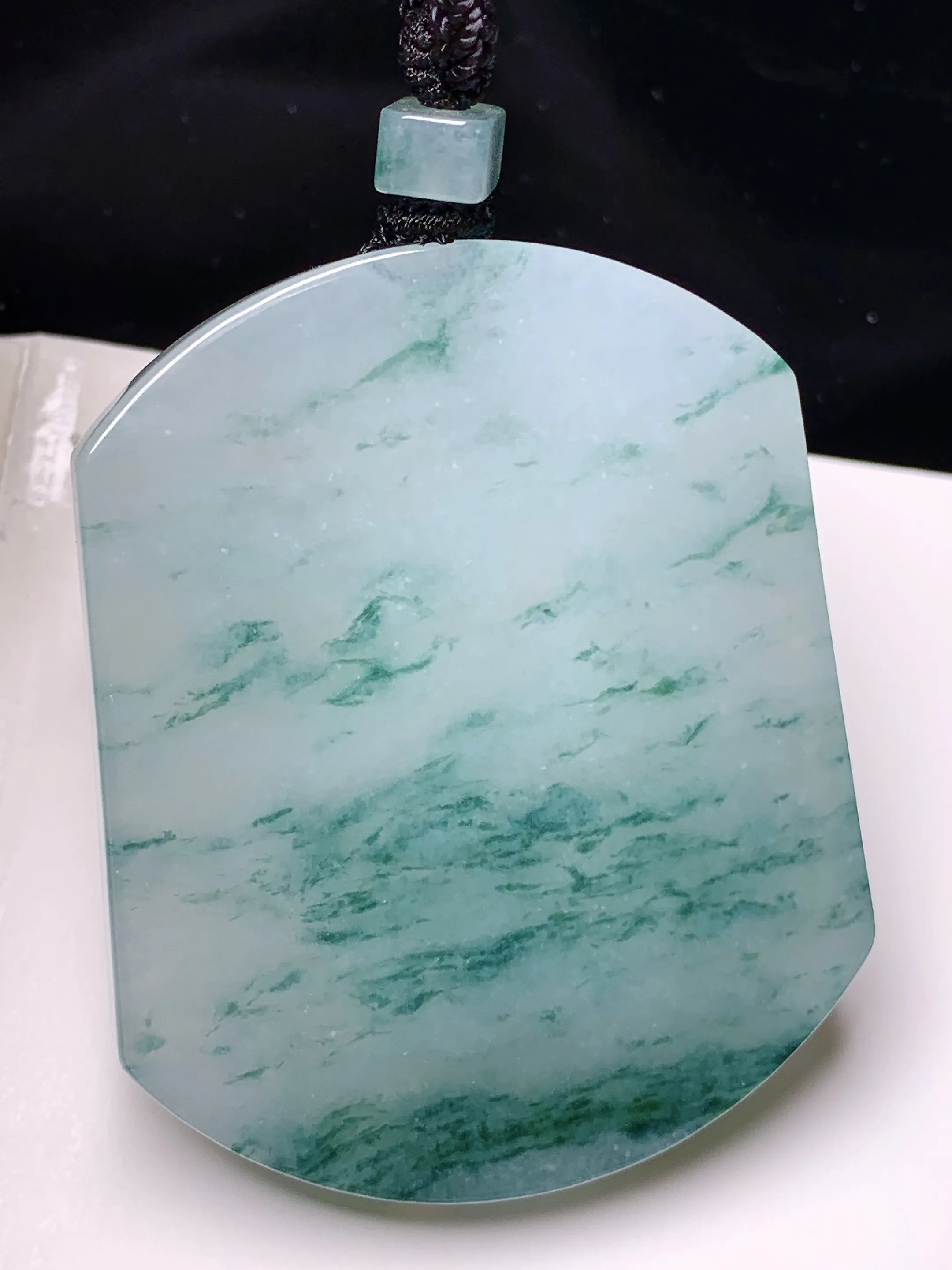 飘绿花无事牌吊坠 玉质细腻 色泽艳丽清新 整体尺寸54.3*44.5*6