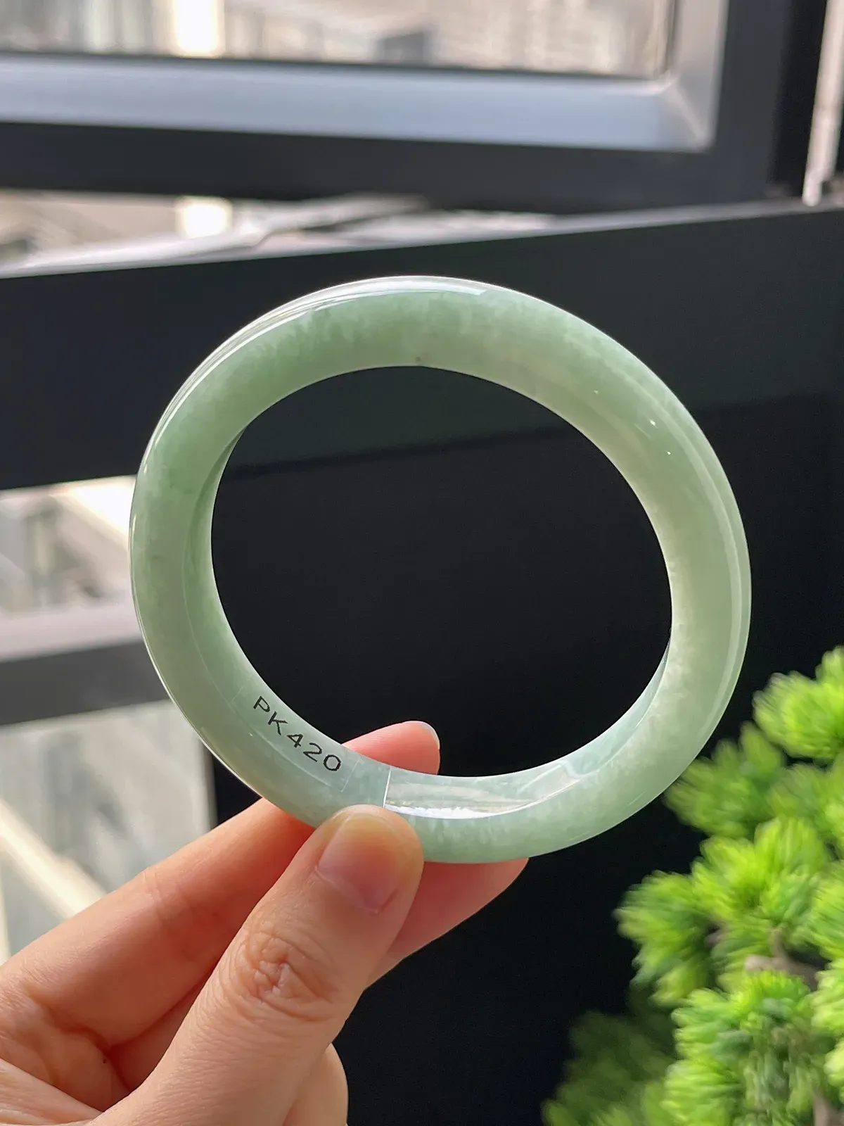 正圈60.6圈口，翡翠糯化种飘绿手镯