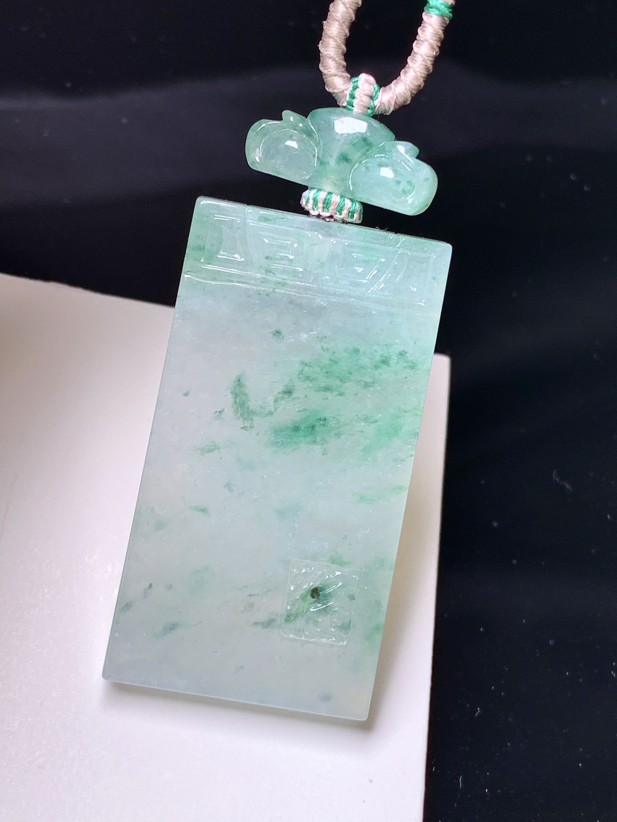 冰种飘绿无事牌吊坠 玉质细腻 色泽艳丽清新 整体尺寸43*23.5*5
