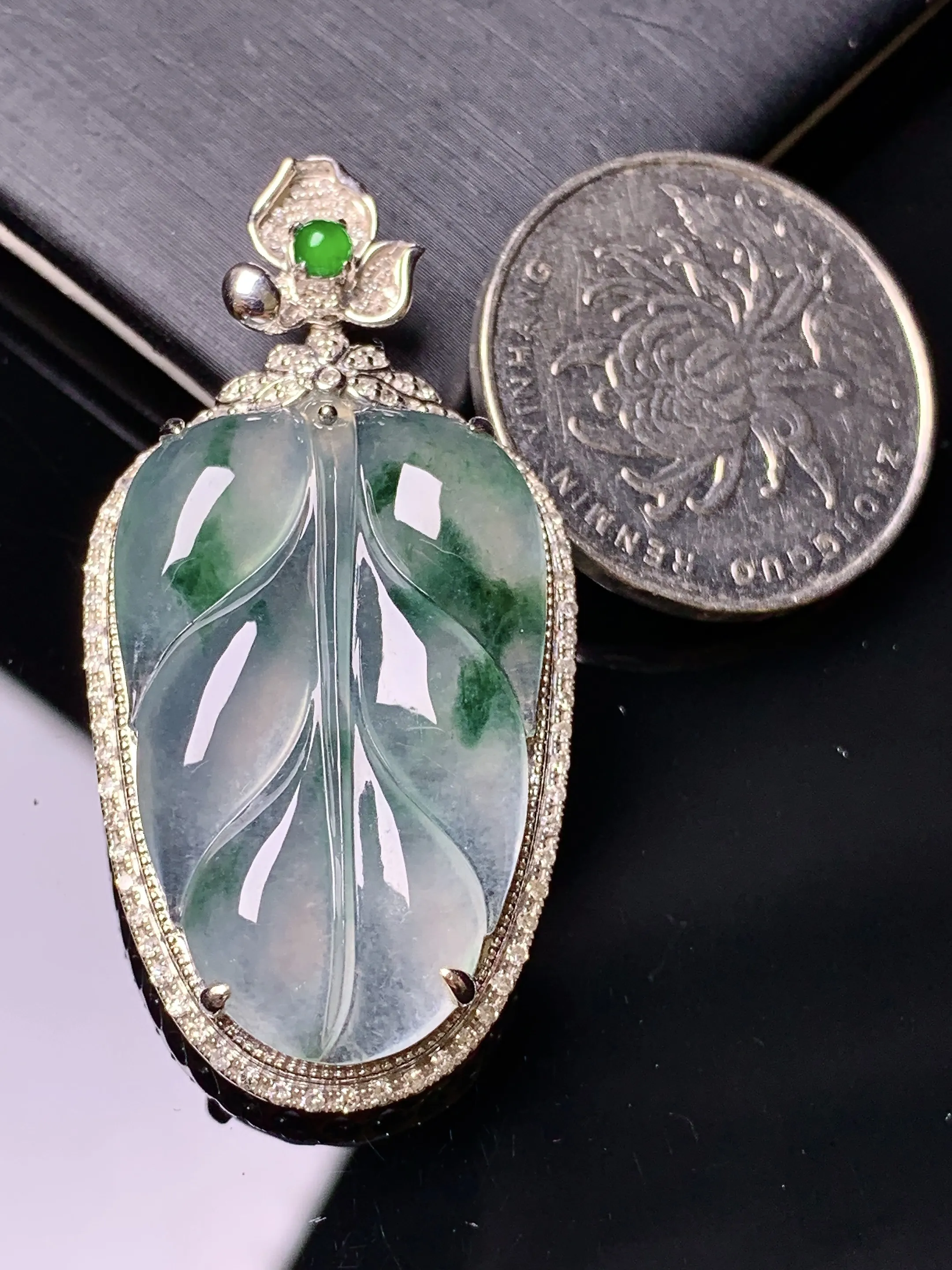 18k金钻镶嵌飘花树叶吊坠 玉质细腻 色泽艳丽清新 整体尺寸45*23*8.2