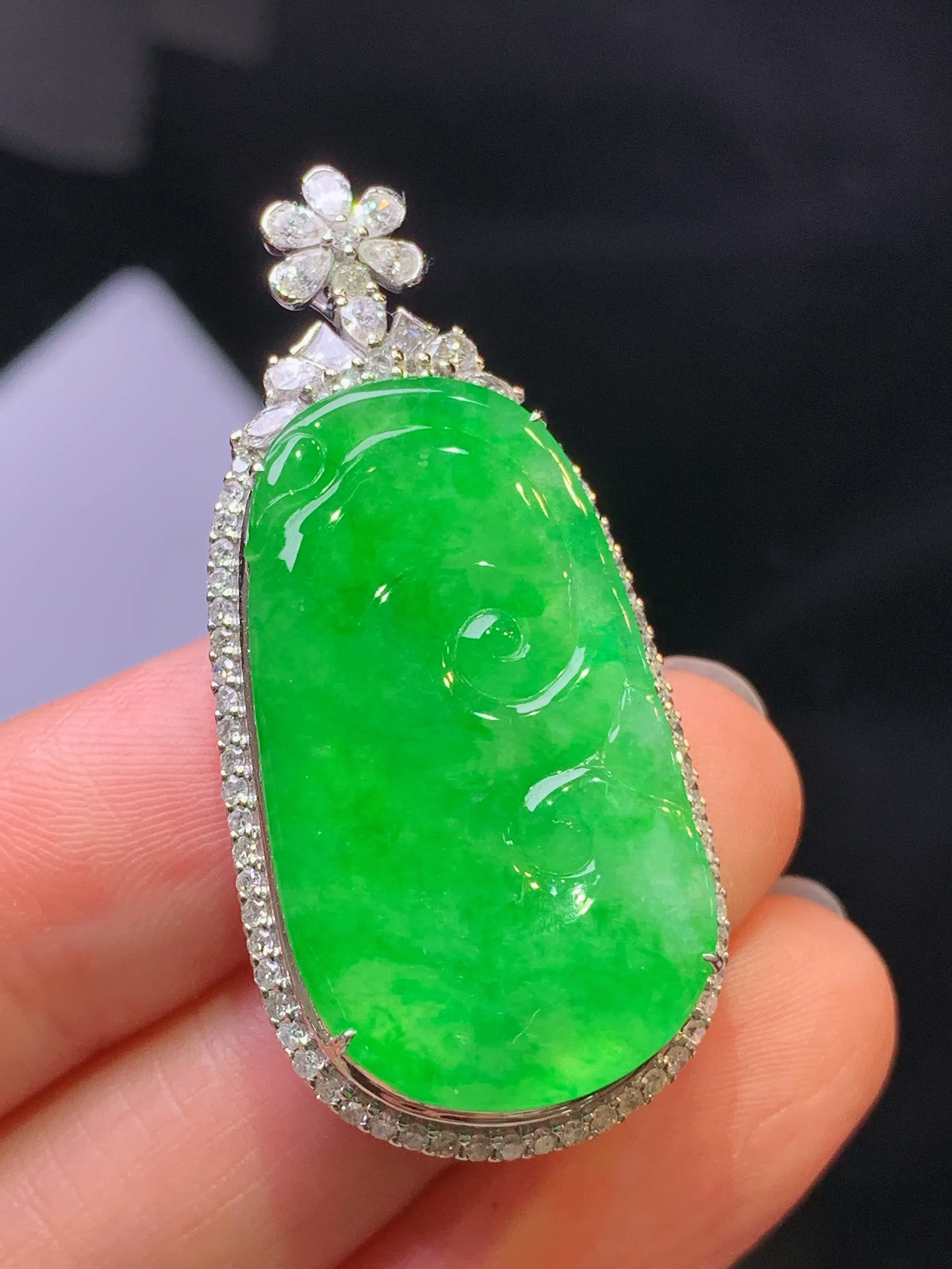 18k金钻镶嵌翠绿如意吊坠 玉质细腻 色泽艳丽清新 整体尺寸42.2*20*10