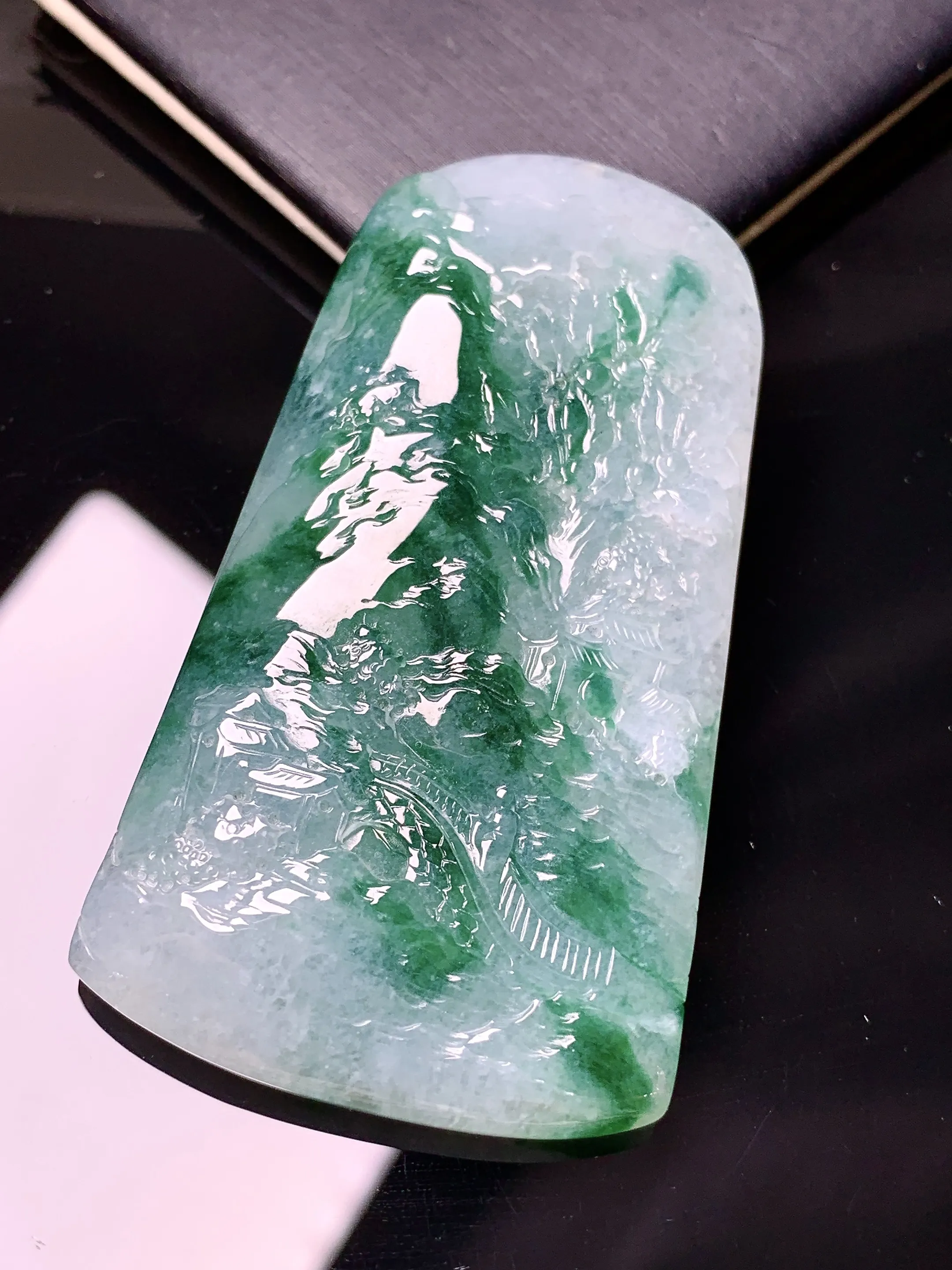 飘绿山水牌子吊坠 玉质细腻 色泽艳丽清新 整体尺寸60.8*32.8*7.8