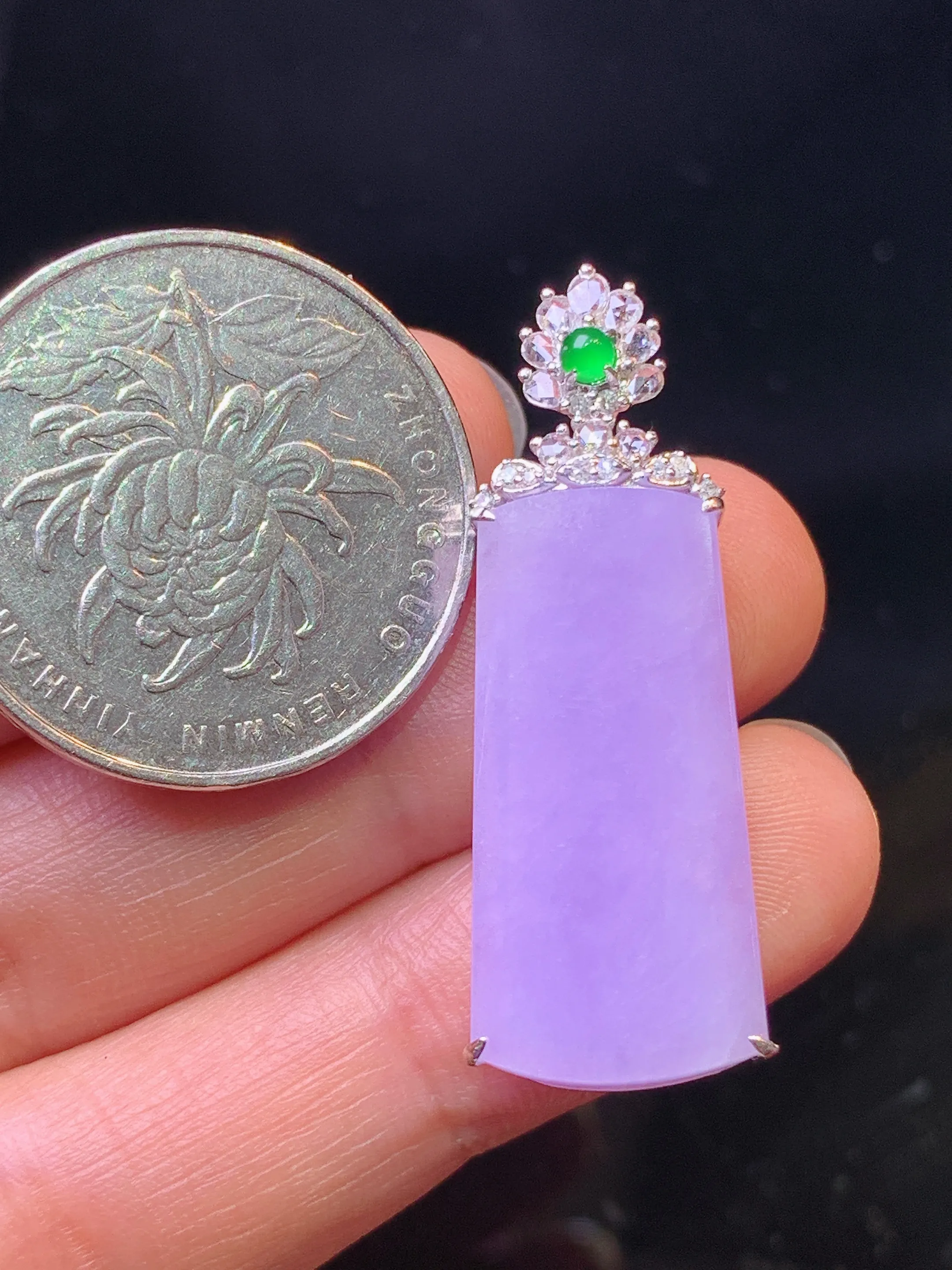 18k金钻镶嵌紫罗兰无事牌吊坠 玉质细腻 色泽艳丽清新 整体尺寸36*13*7.6