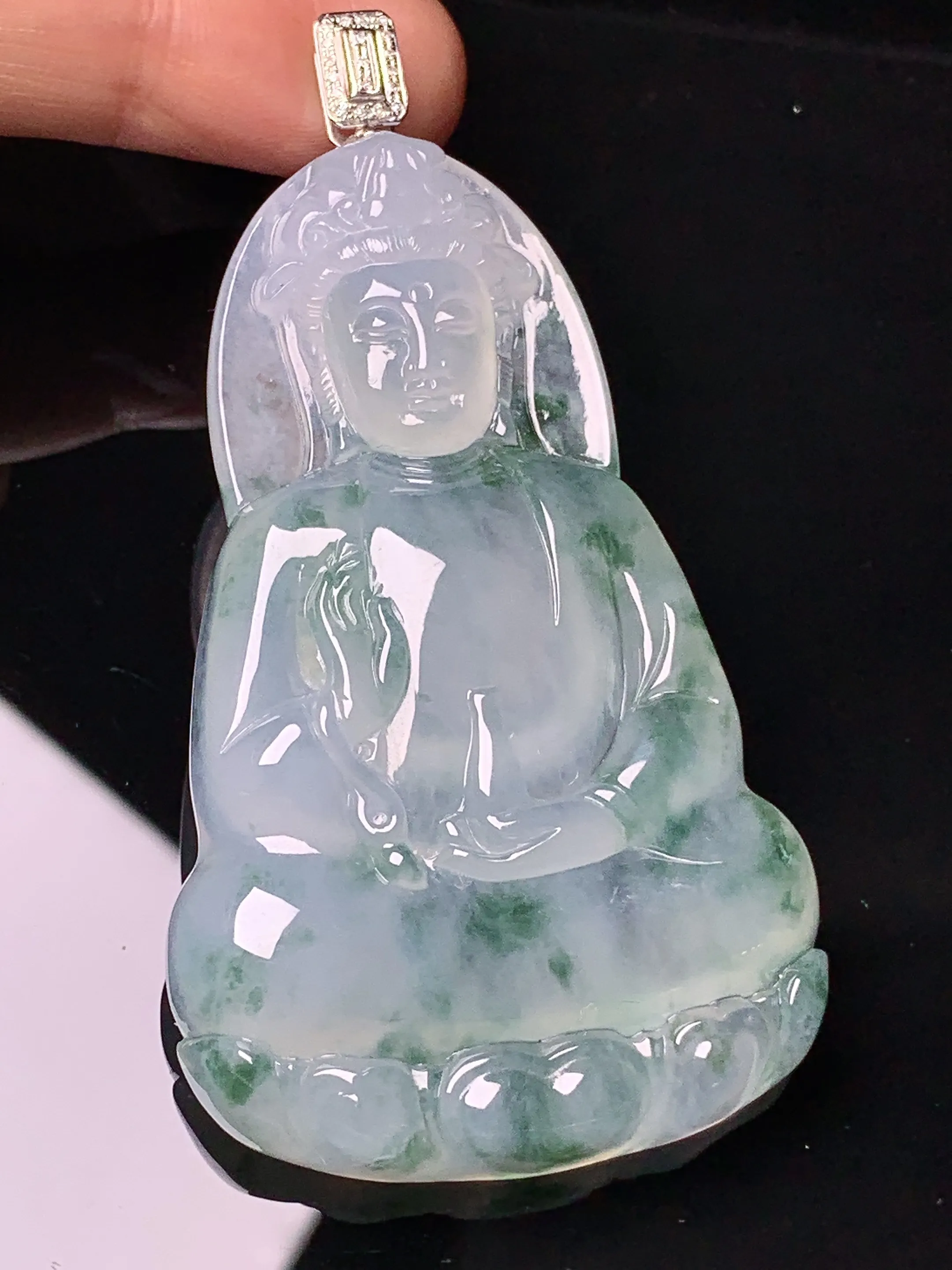 18k金钻镶嵌冰种飘绿观音吊坠 玉质细腻 色泽艳丽清新 整体尺寸71.6*38.8*7.5