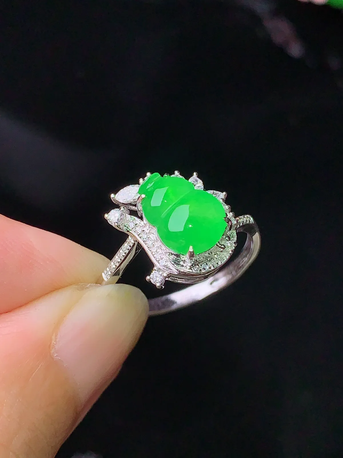 18k金钻镶嵌翠绿葫芦戒指 玉质细腻 色泽清新艳丽 圈口14.5 整体尺寸13*11.8*6.5