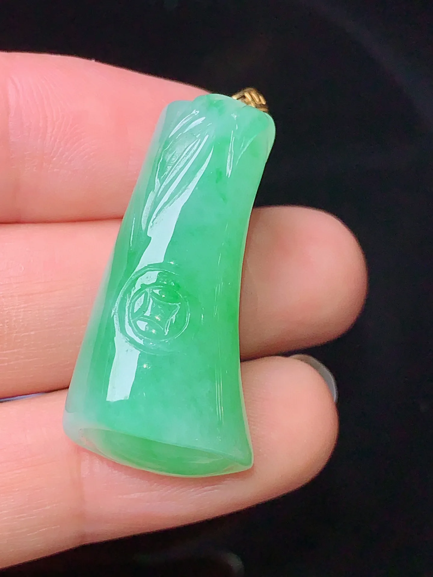 18k金镶嵌翠绿竹吊坠 玉质细腻 色泽艳丽清新 整体尺寸31.5*16.2*10.7