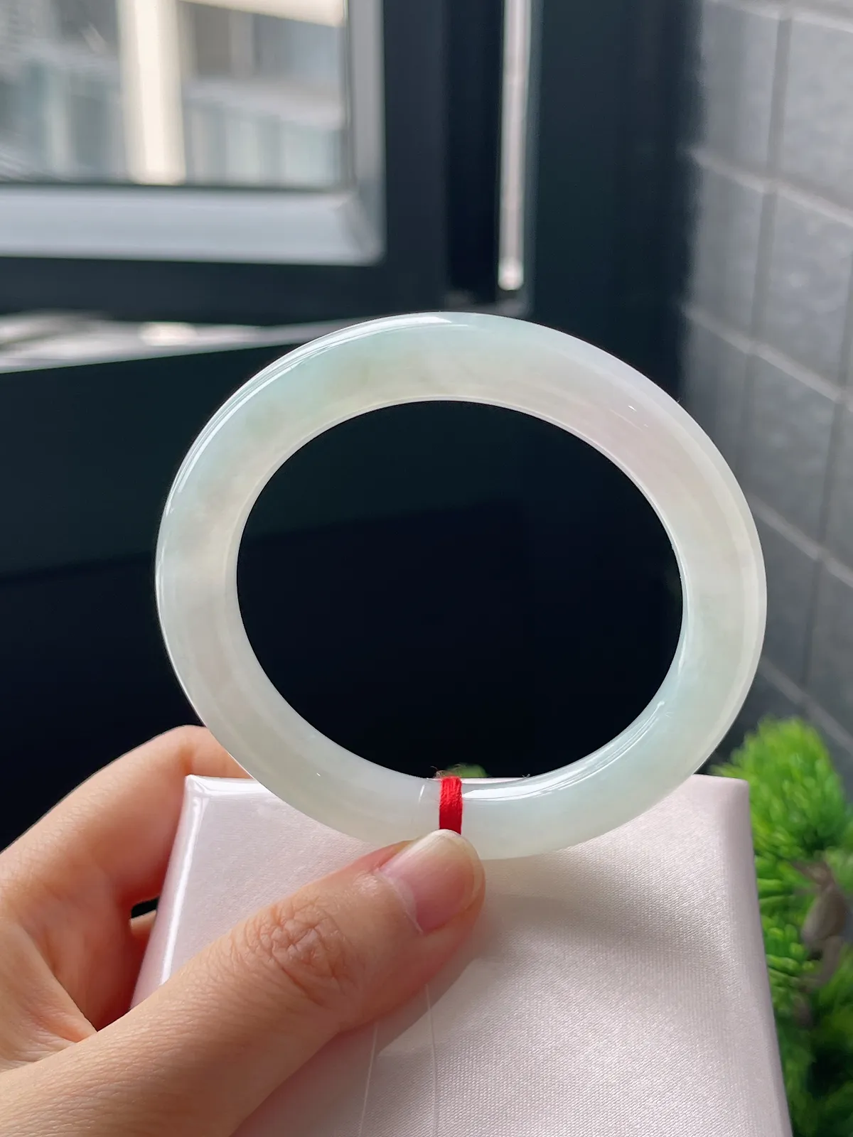 圆镯54.5圈口，翡翠冰糯种淡绿色手镯