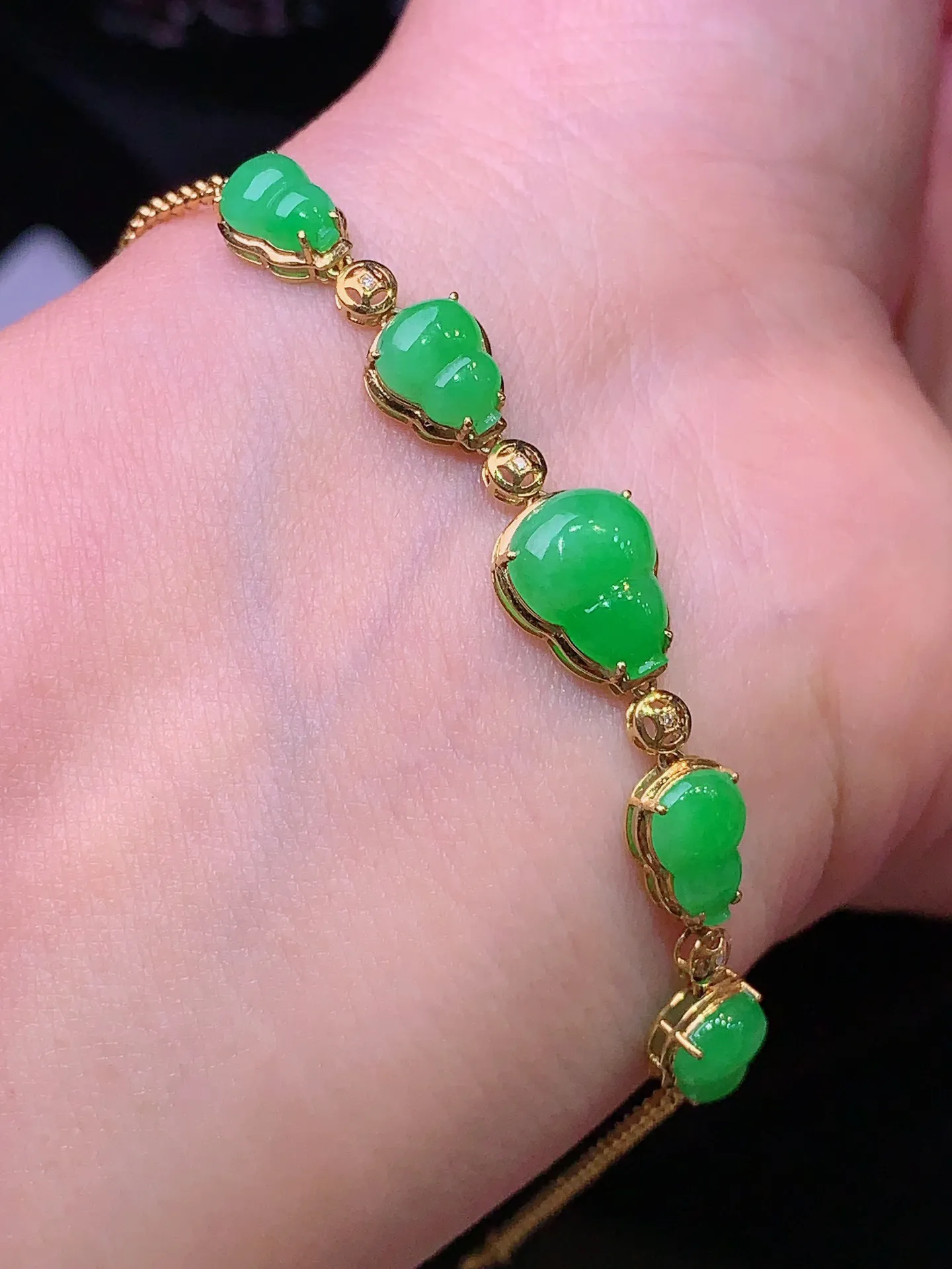 18k金镶嵌翠绿葫芦吊坠 玉质细腻 色泽艳丽清新 整体尺寸64*9*4.3