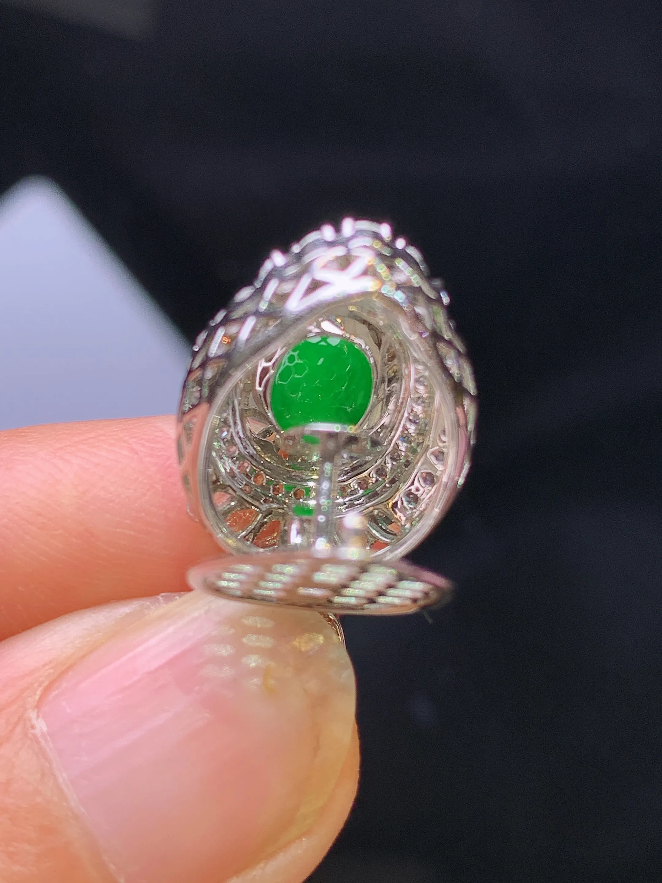 18k金钻镶嵌满绿蛋面吊坠 玉质细腻 色泽艳丽清新 整体尺寸29.2*13.5*10