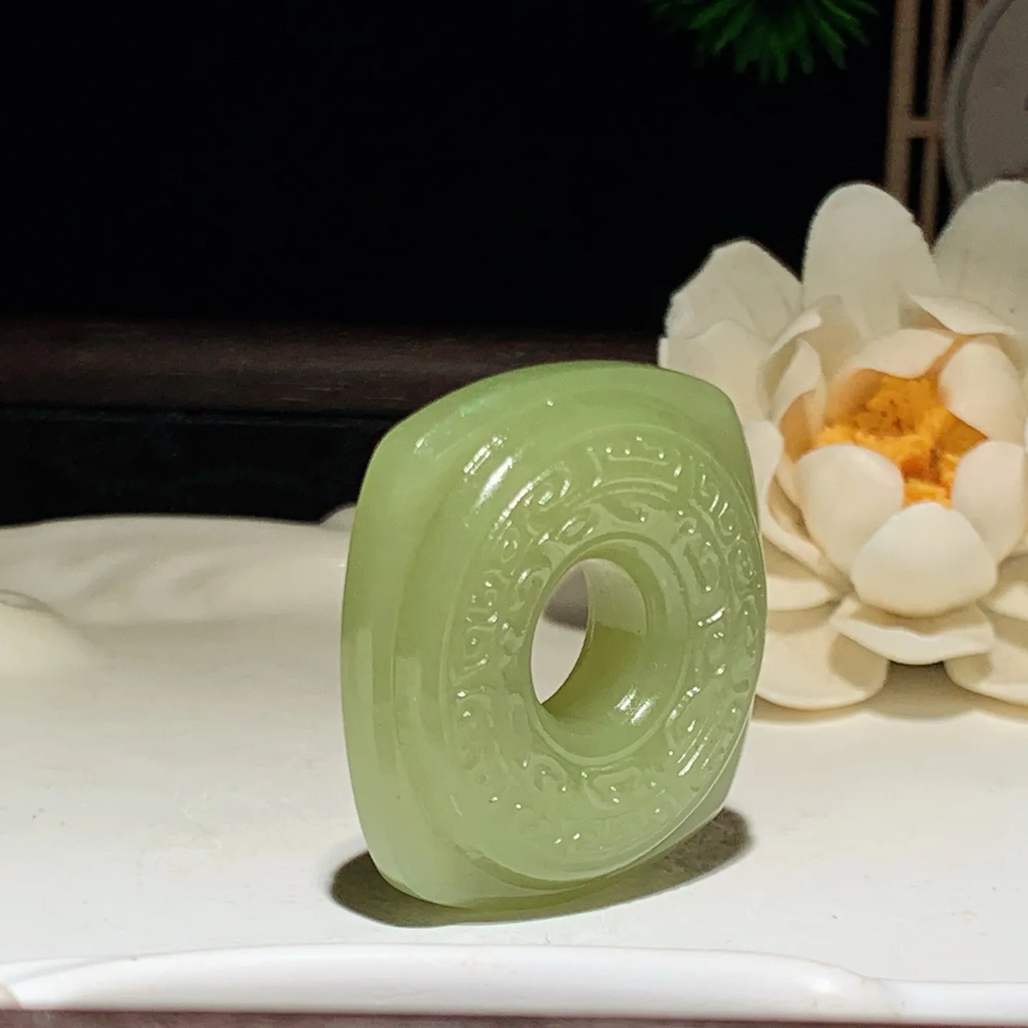 新疆和田玉若羌黄口料四方平安扣玉棕挂件 尺寸39/37/12重32克。玉质细腻油润。手推出油。品相大气 lt260202