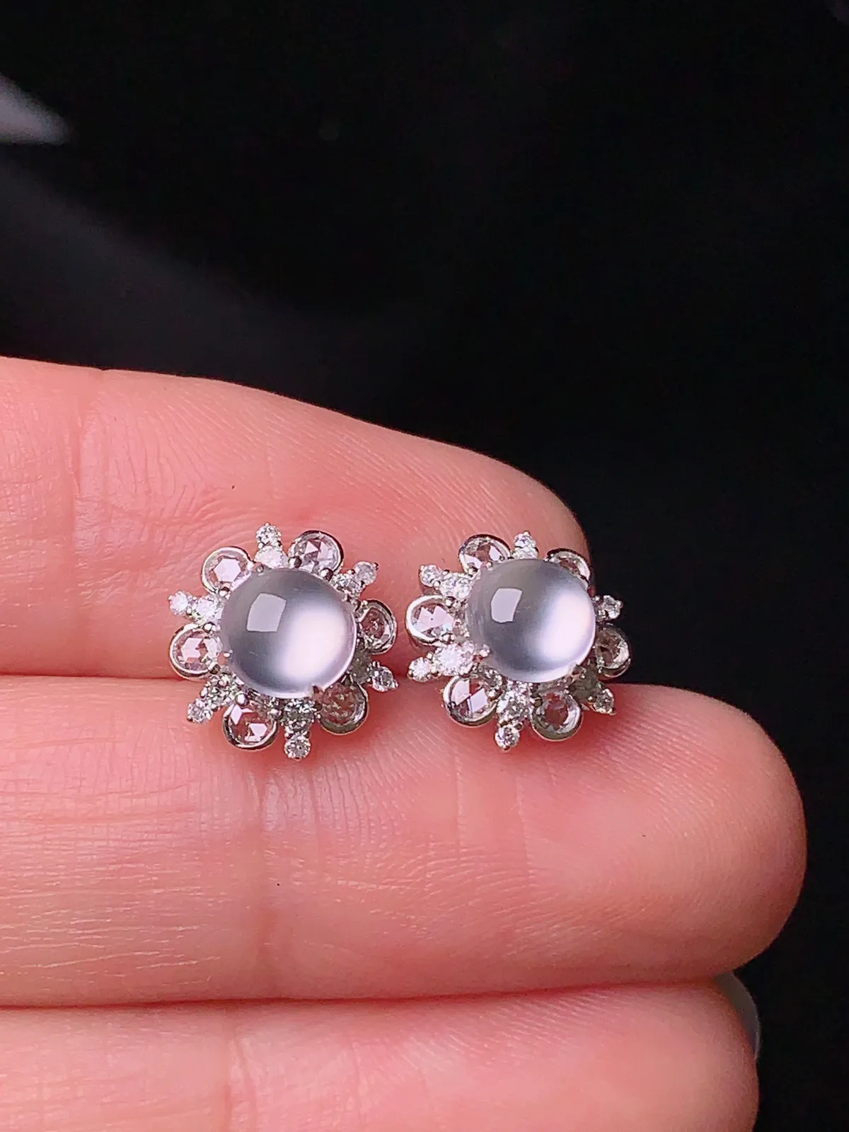 18k金钻镶嵌冰种蛋面耳钉 玉质细腻 水润透亮 整体尺寸9.8*6.8