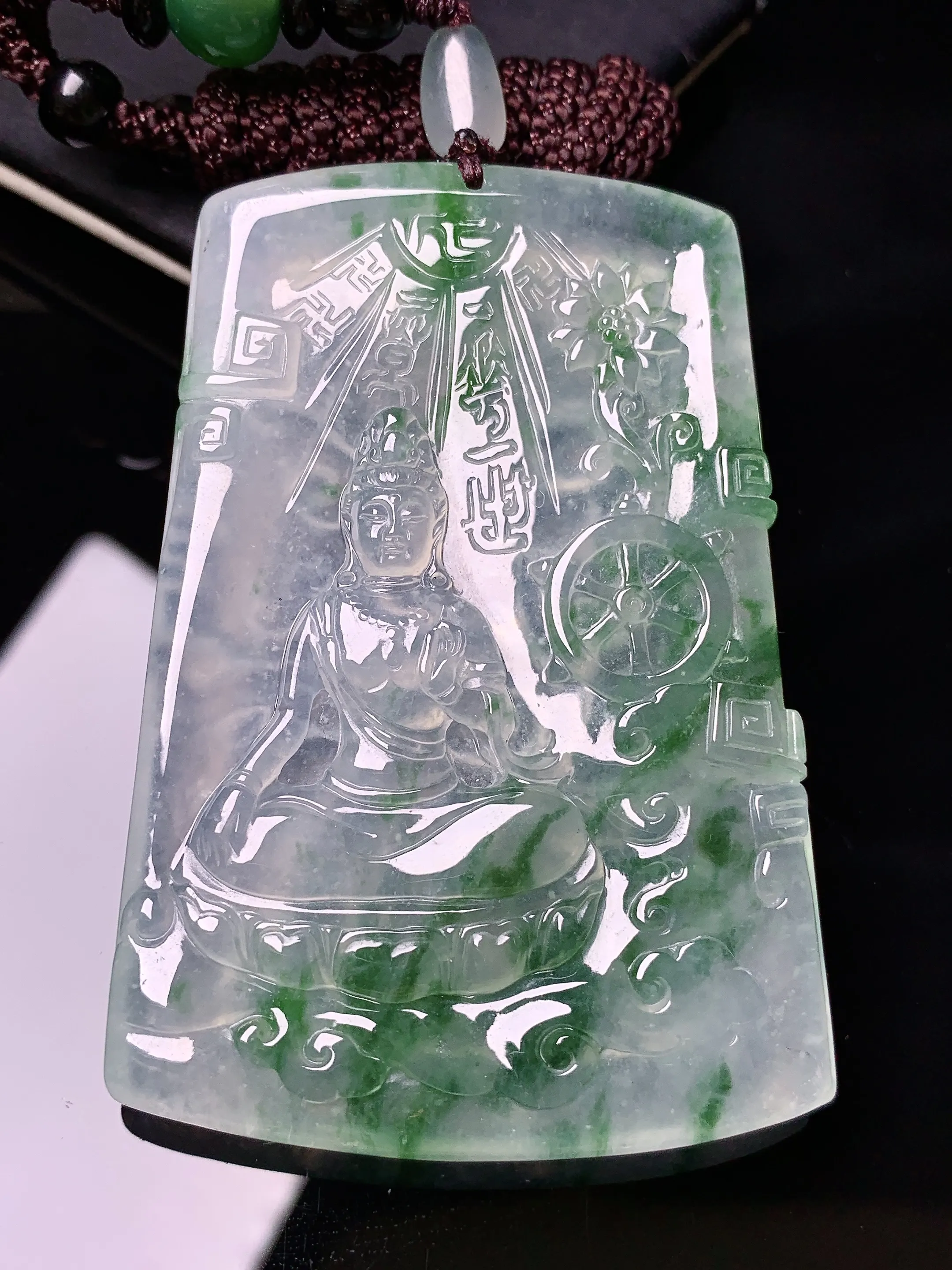 18k金钻镶嵌冰种飘绿观音菩萨吊坠 玉质细腻 色泽艳丽清新 整体尺寸66.2*45.2*6.5