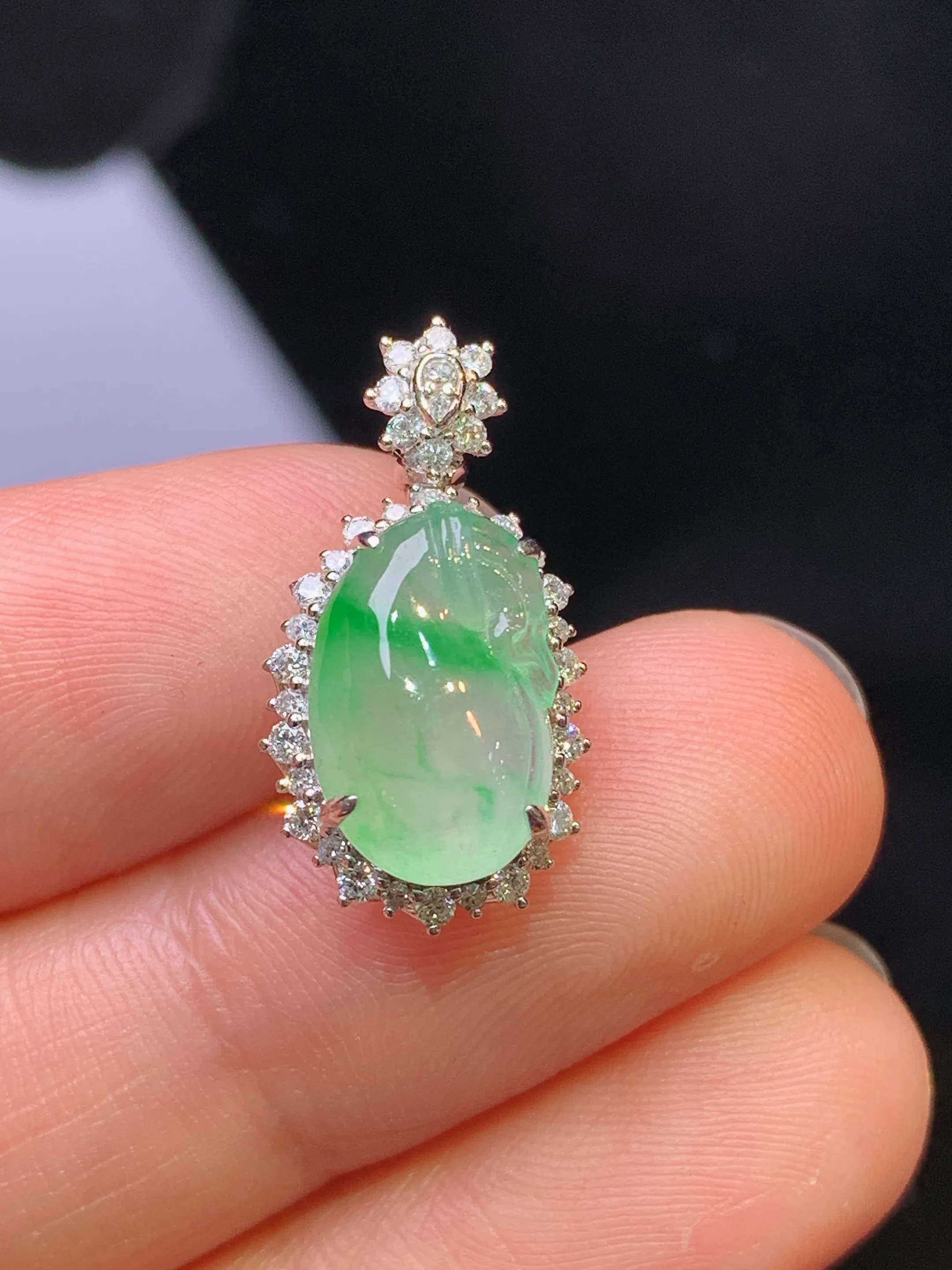 18k金钻镶嵌飘绿钱袋吊坠 玉质细腻 色泽艳丽清新 整体尺寸20.6*11*7.5