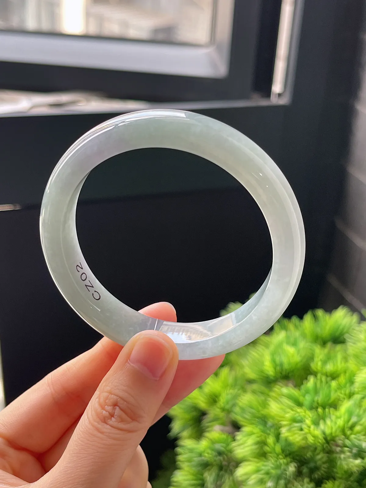 正圈56.3圈口，翡翠糯化种淡绿色手镯