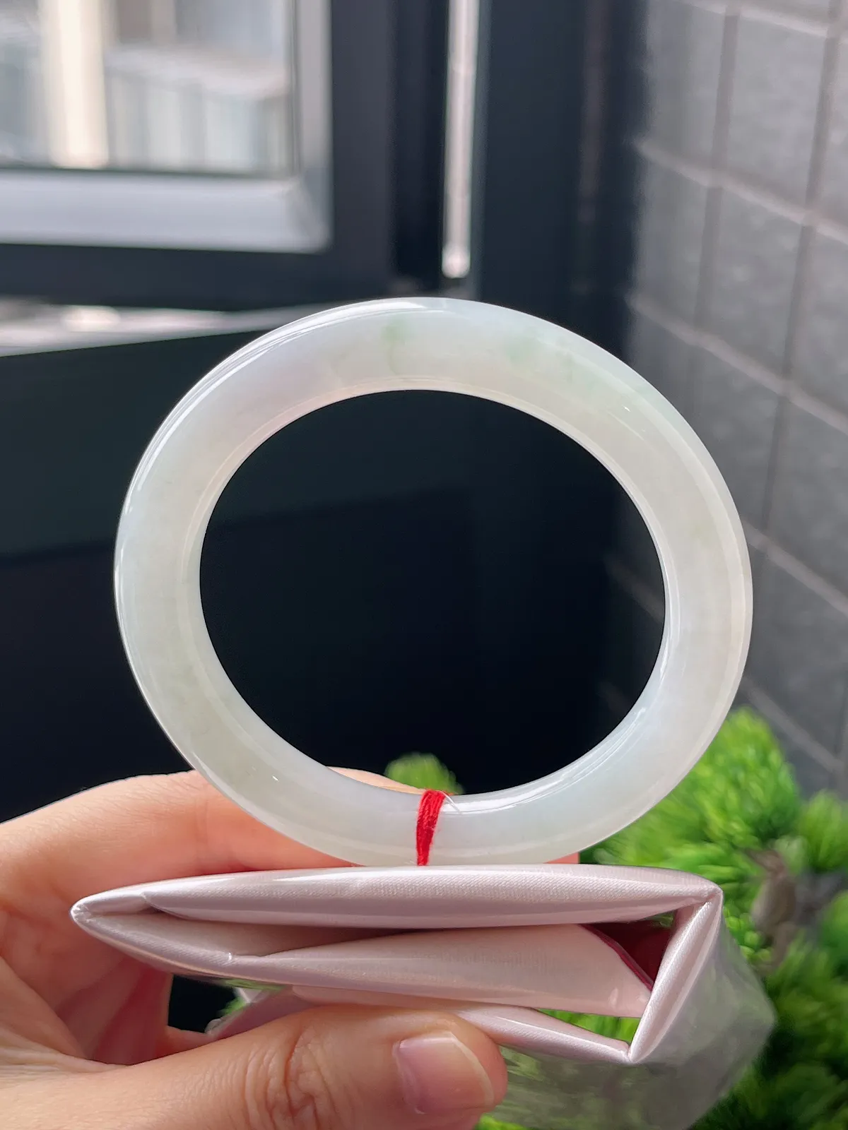 圆镯54.5圈口，翡翠冰糯种淡绿色手镯