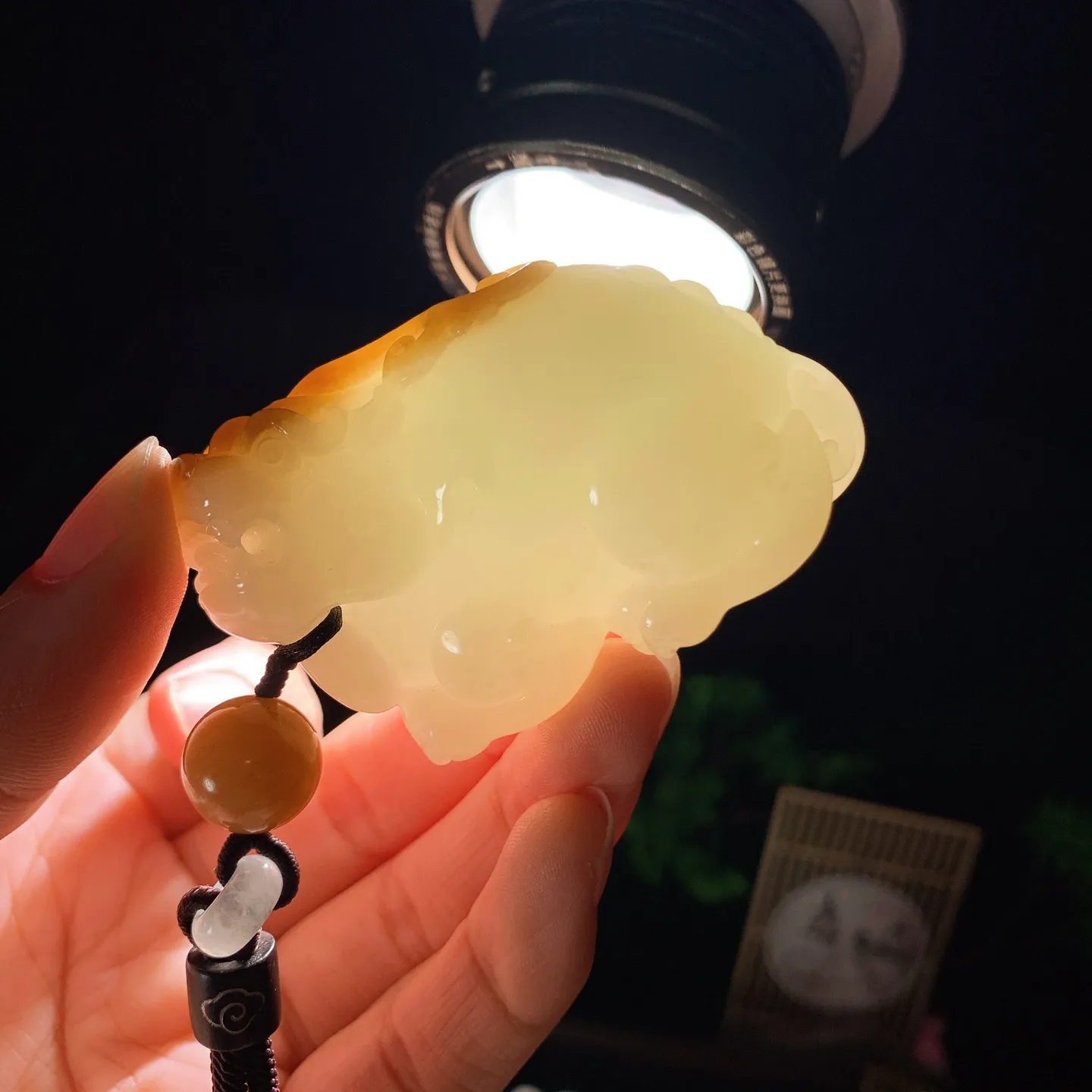 新疆和田玉白玉羊脂白且末糖招财进宝貔貅把件 尺寸63/32/37重118克。玉质细腻油润。手推出油。品相大气 lt260202