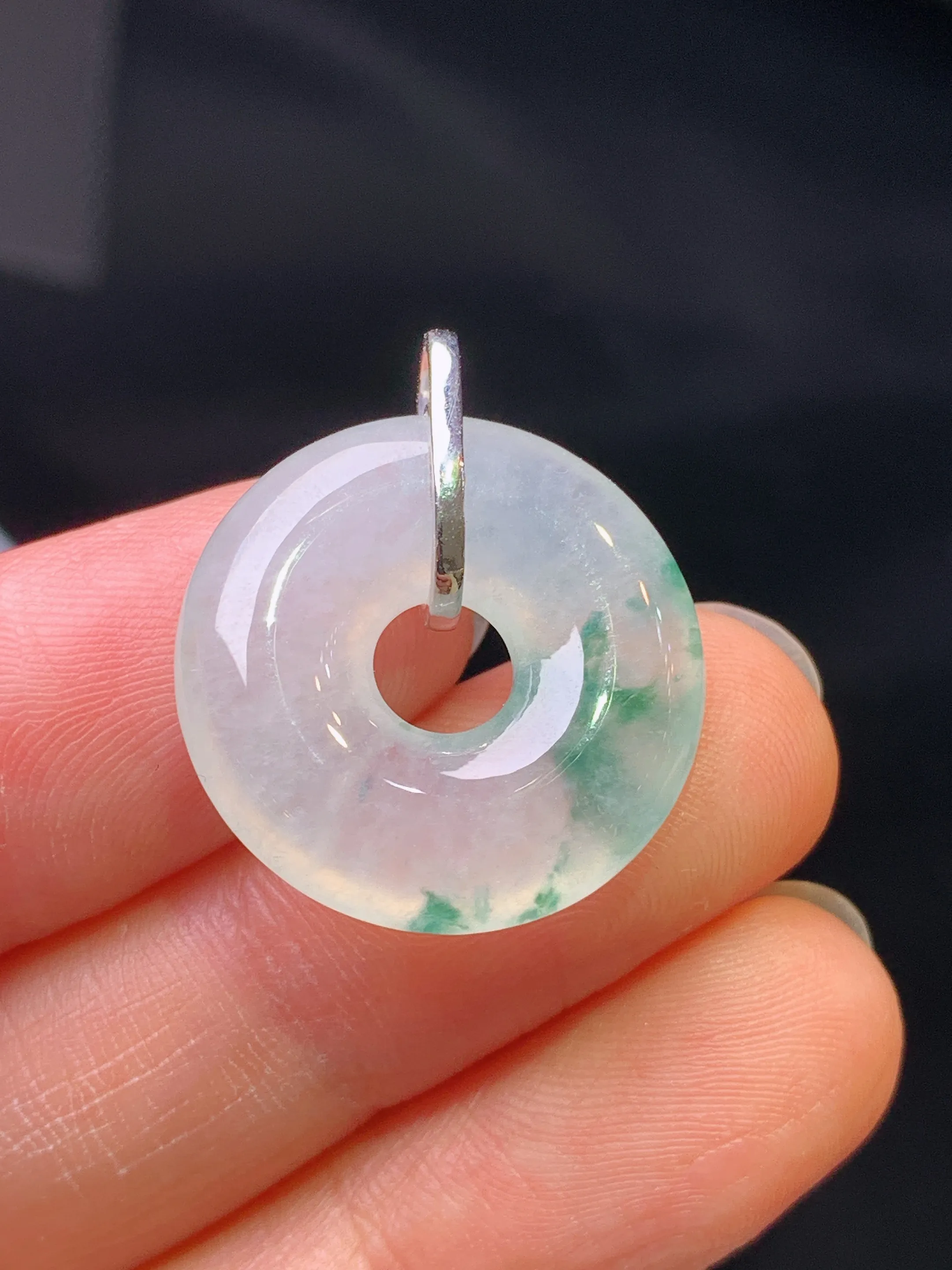 18k金钻镶嵌飘绿平安扣吊坠 玉质细腻 色泽艳丽清新 整体尺寸23.8*20.2*5.5