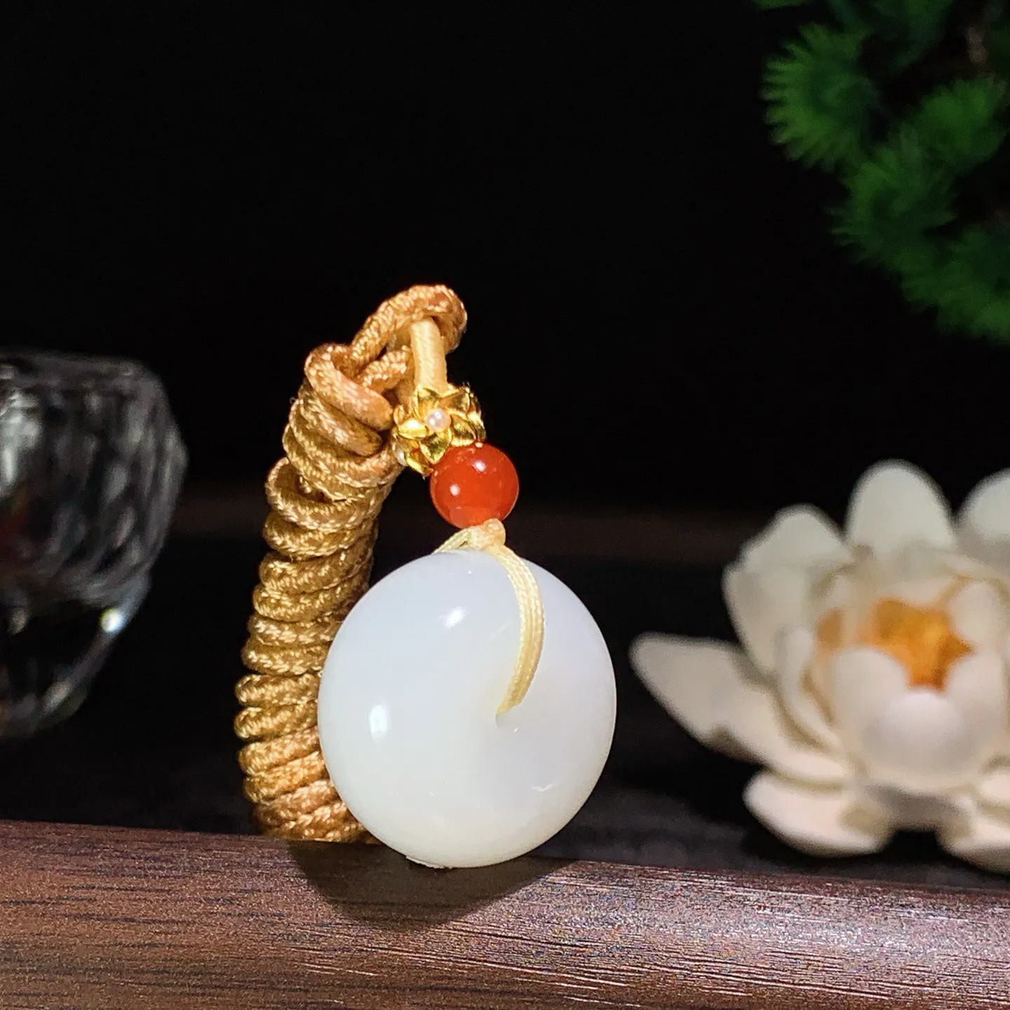 新疆和田玉白玉羊脂白平安扣挂件 尺寸21/12重13克。玉质细腻油润。手推出油。品相大气 lt260202