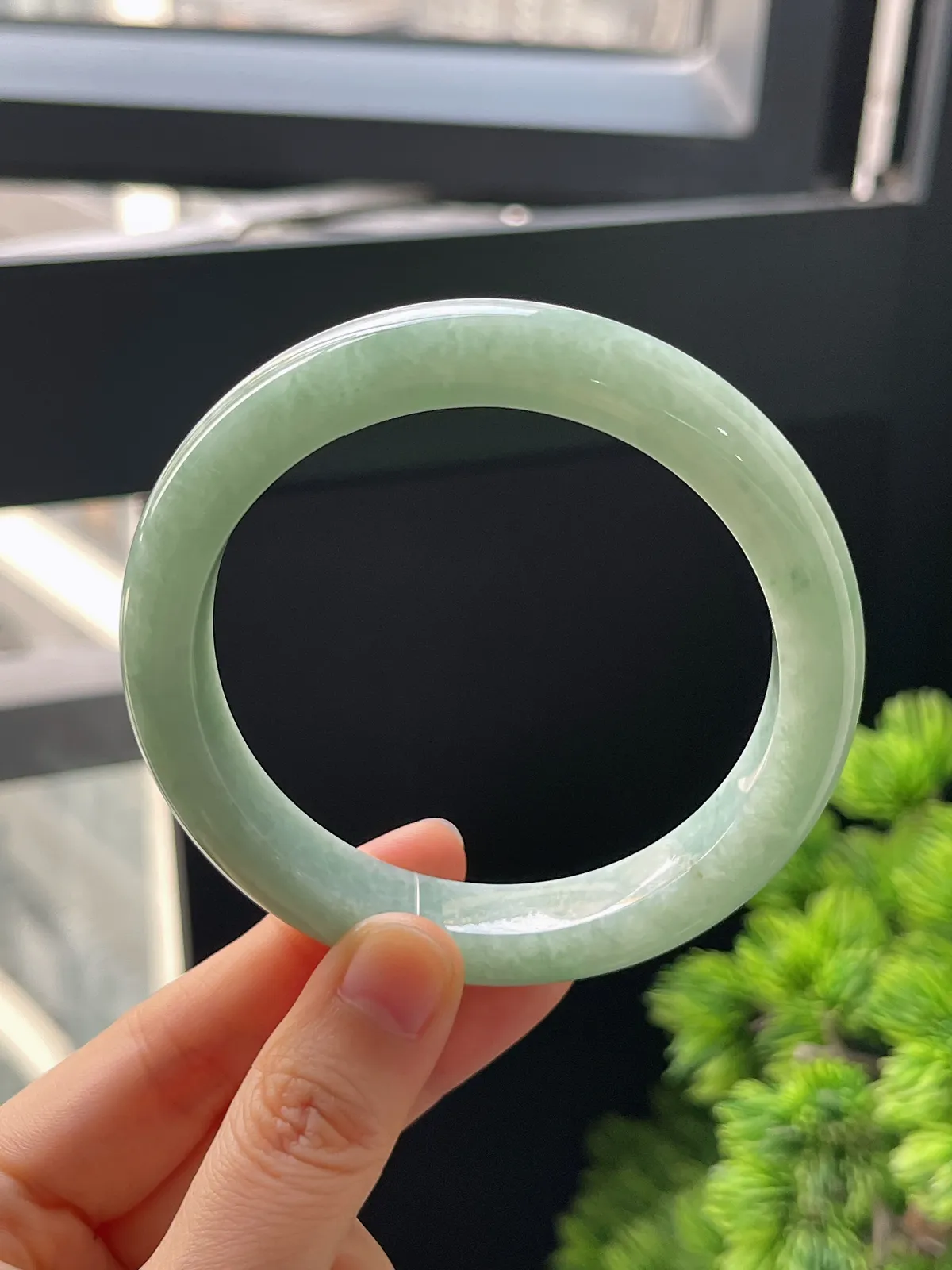 正圈60.6圈口，翡翠糯化种飘绿手镯