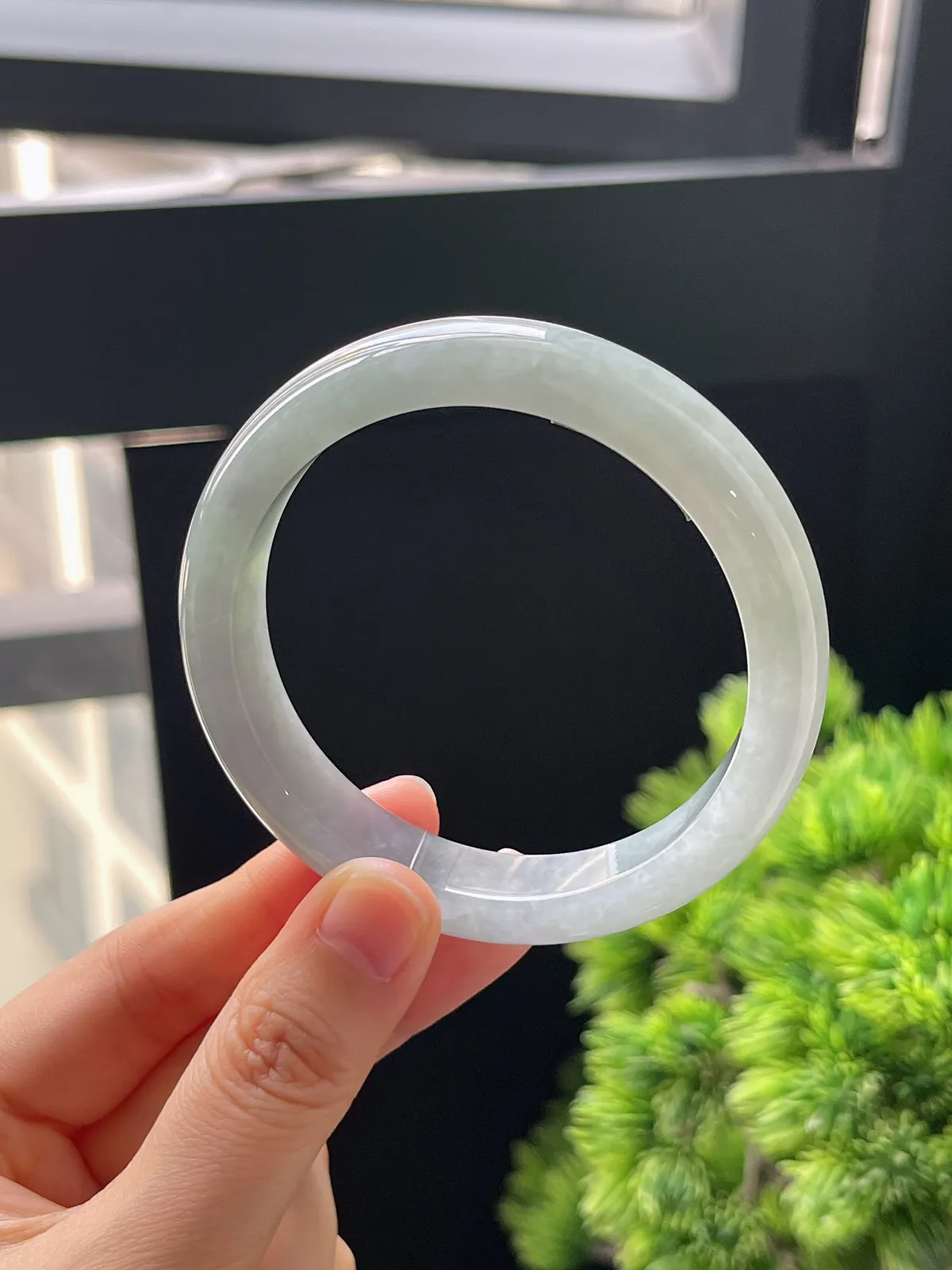 正圈56.3圈口，翡翠糯化种淡绿色手镯