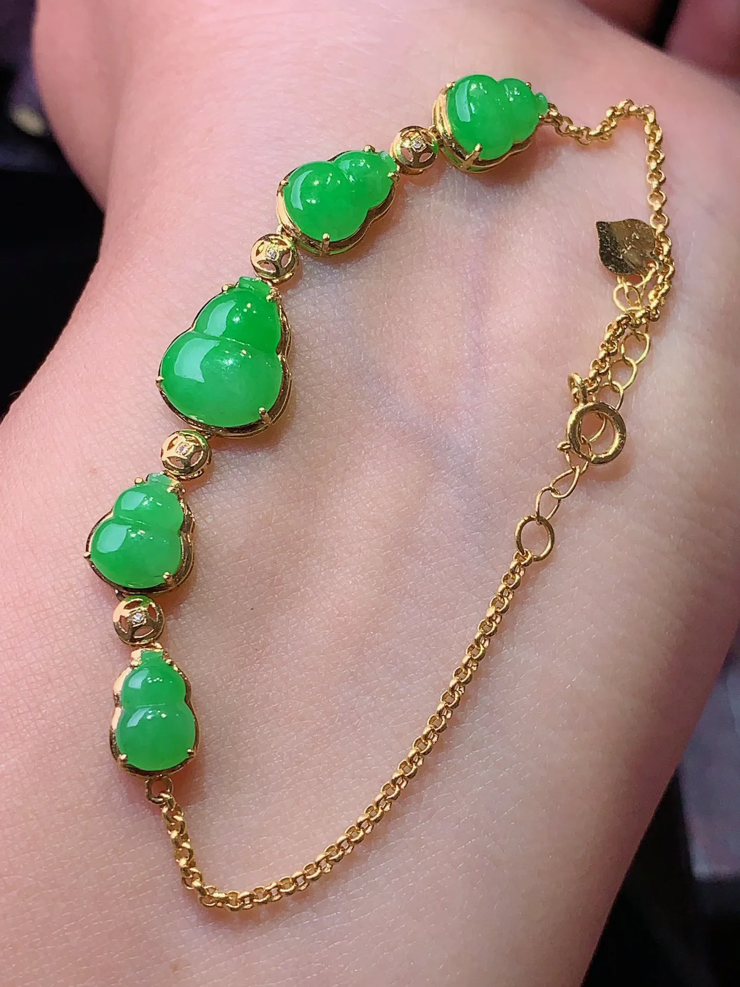 18k金镶嵌翠绿葫芦吊坠 玉质细腻 色泽艳丽清新 整体尺寸64*9*4.3