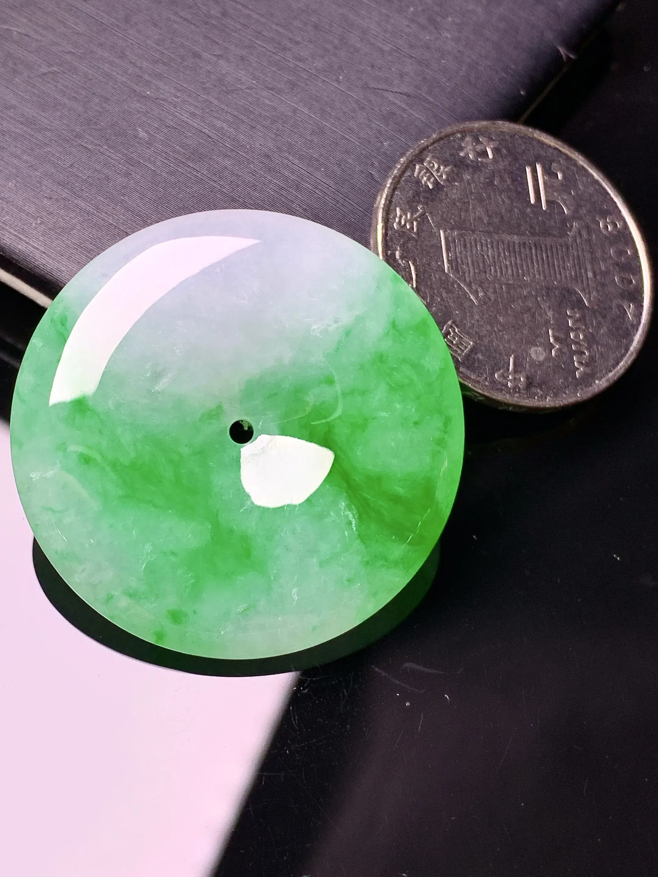 翠绿平安扣吊坠 玉质细腻 色泽艳丽清新 整体尺寸33.2*6