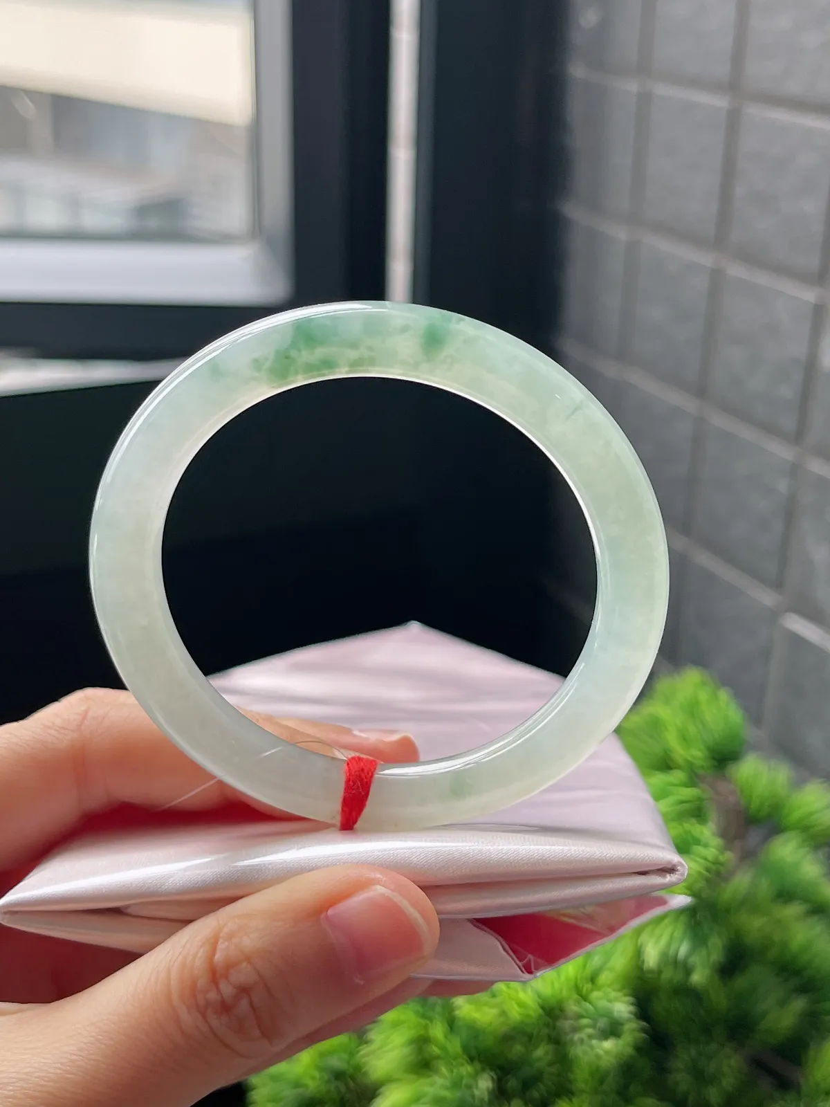 圆镯53.4圈口，翡翠冰糯种淡绿色手镯