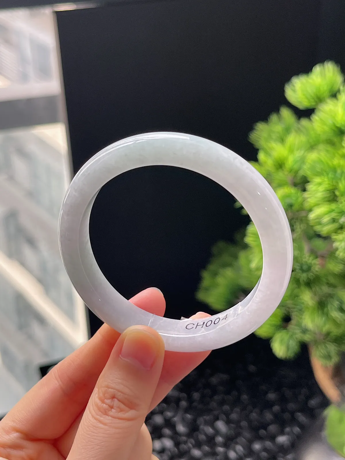 正圈55圈口，翡翠糯化种淡绿色手镯