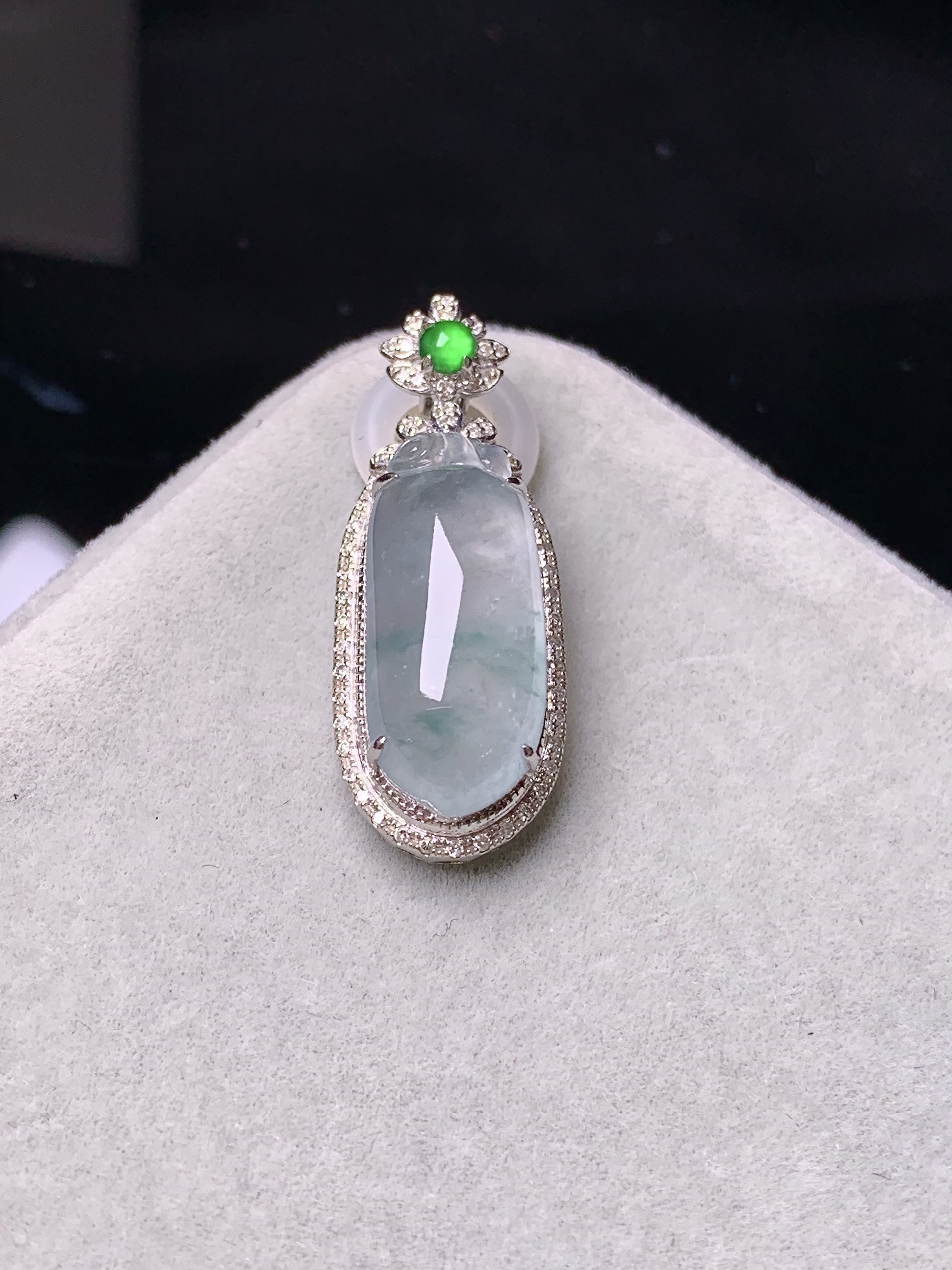 18k金钻镶嵌冰种福瓜吊坠 玉质细腻 色泽艳丽清新 整体尺寸27.6*10.5*8