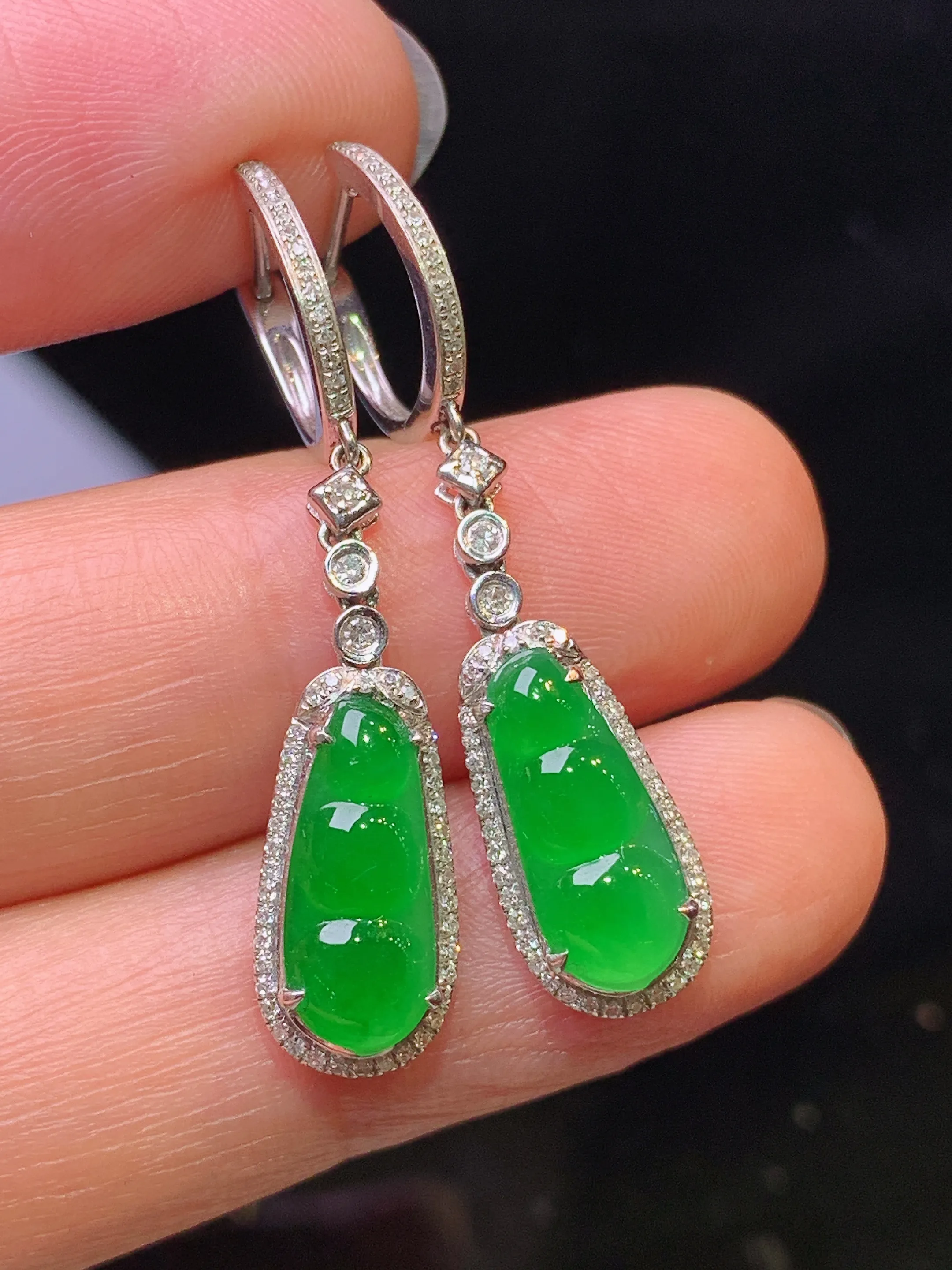 18k金钻镶嵌翠绿四季豆耳坠 玉质细腻 色泽艳丽清新 整体尺寸34.5*7.6*5