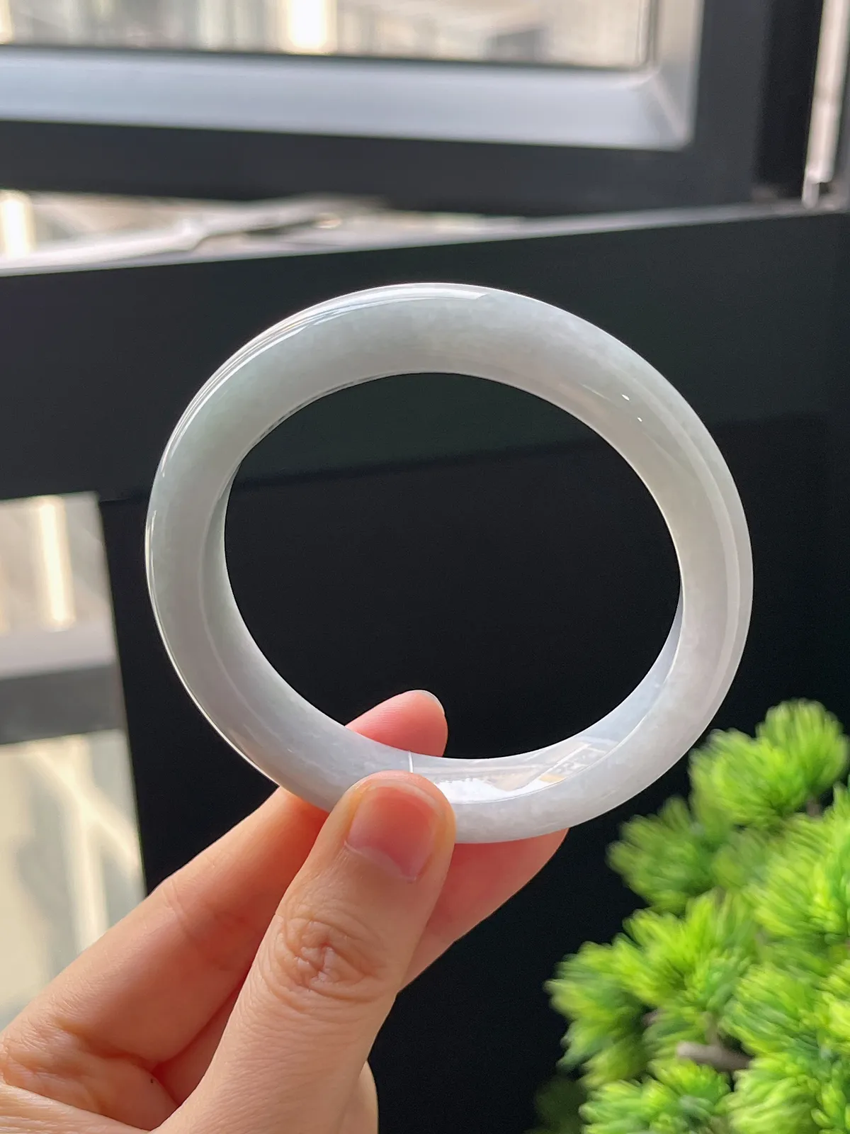 正圈56.4圈口，翡翠糯化种淡绿色手镯