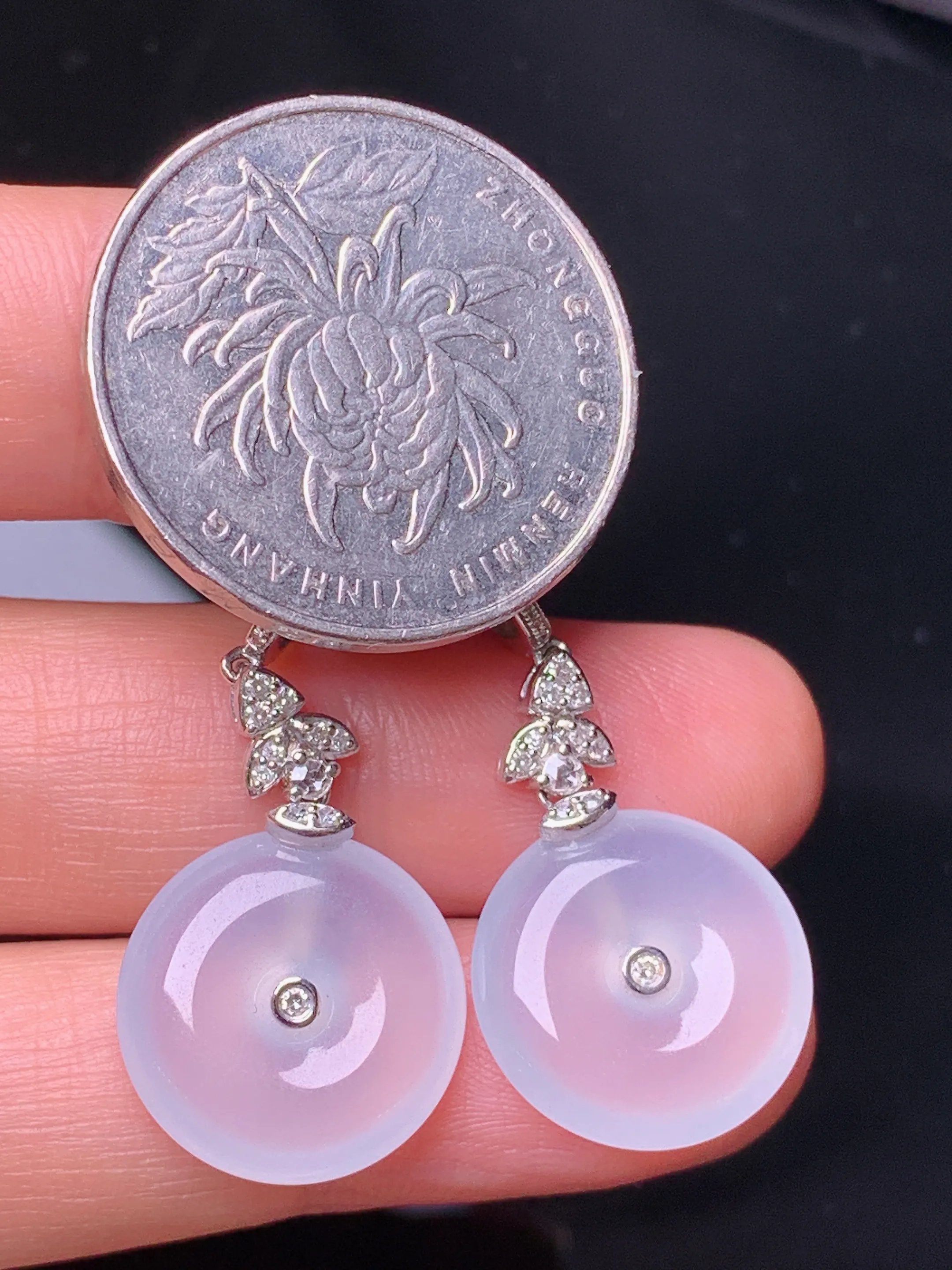 18k金钻镶嵌冰种平安扣耳坠 玉质细腻 色泽艳丽清新 整体尺寸34*15.2*4.2